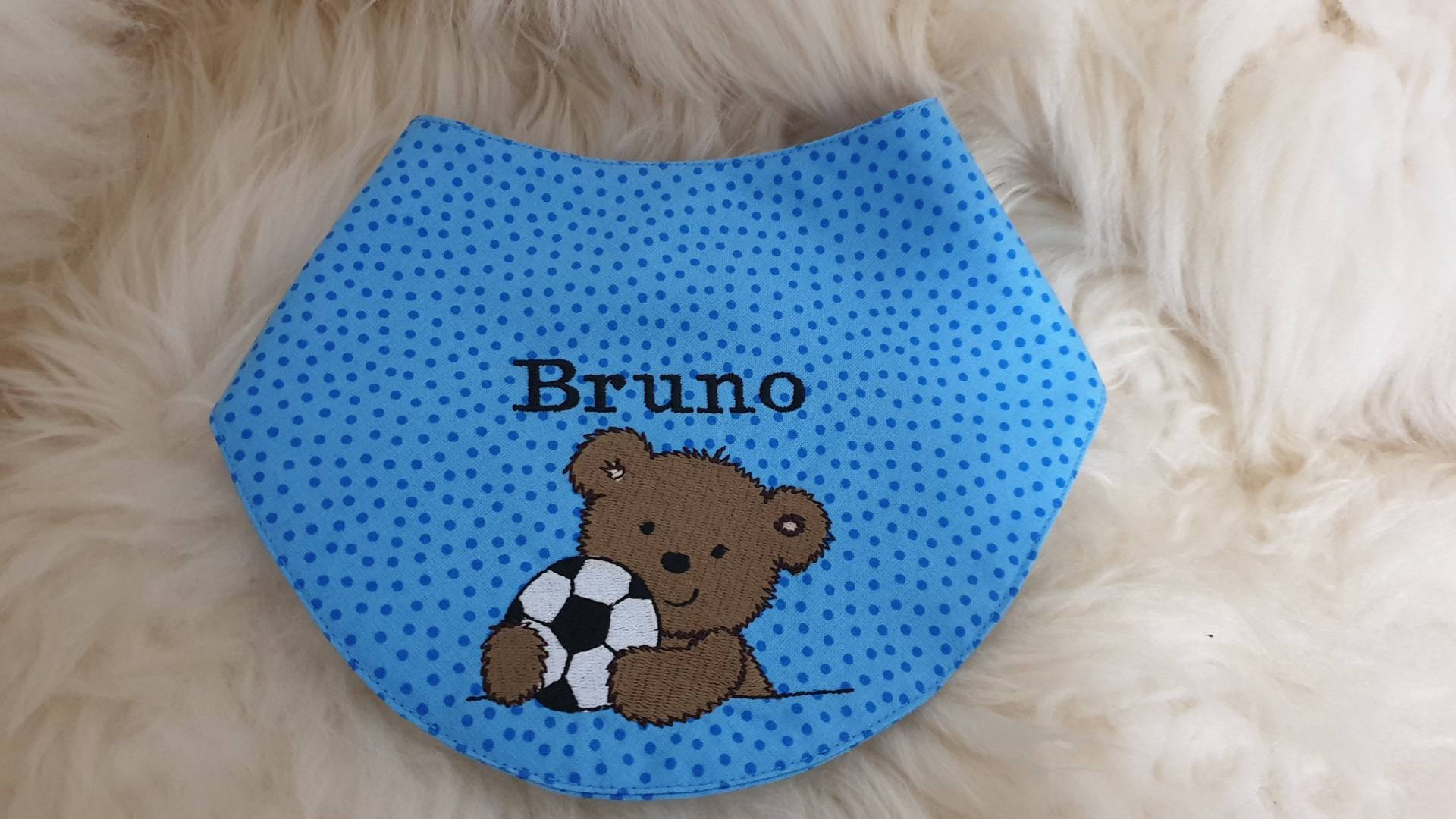 Halstuch Lätzchen Bär Teddy Fußball Mit Namen W323 Halstuch Lätzchen Bär Teddy Fußball Mit Namen W323 von DieWichtelstickerei