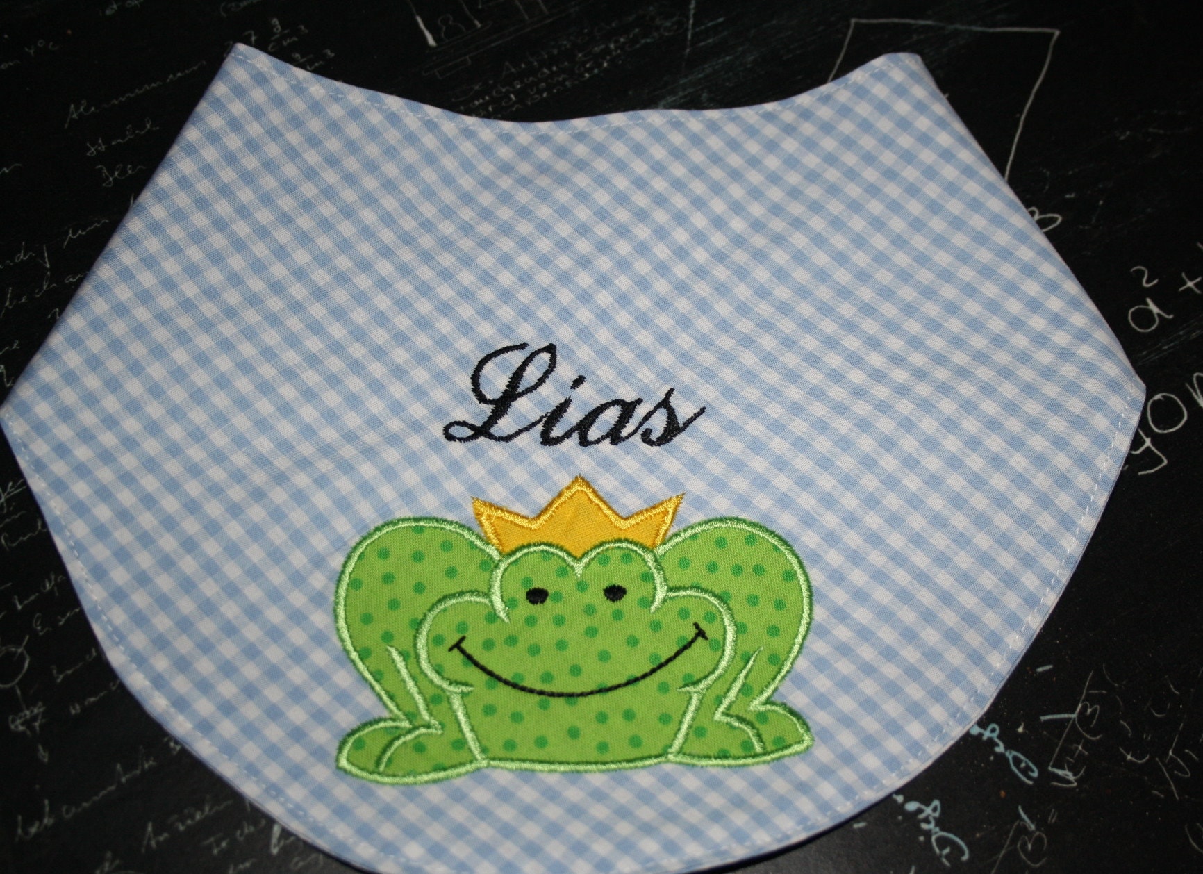 Halstuch Lätzchen Frosch Froschkönig Mit Namen W228 Halstuch Lätzchen Frosch Froschkönig Mit Namen W228 von DieWichtelstickerei