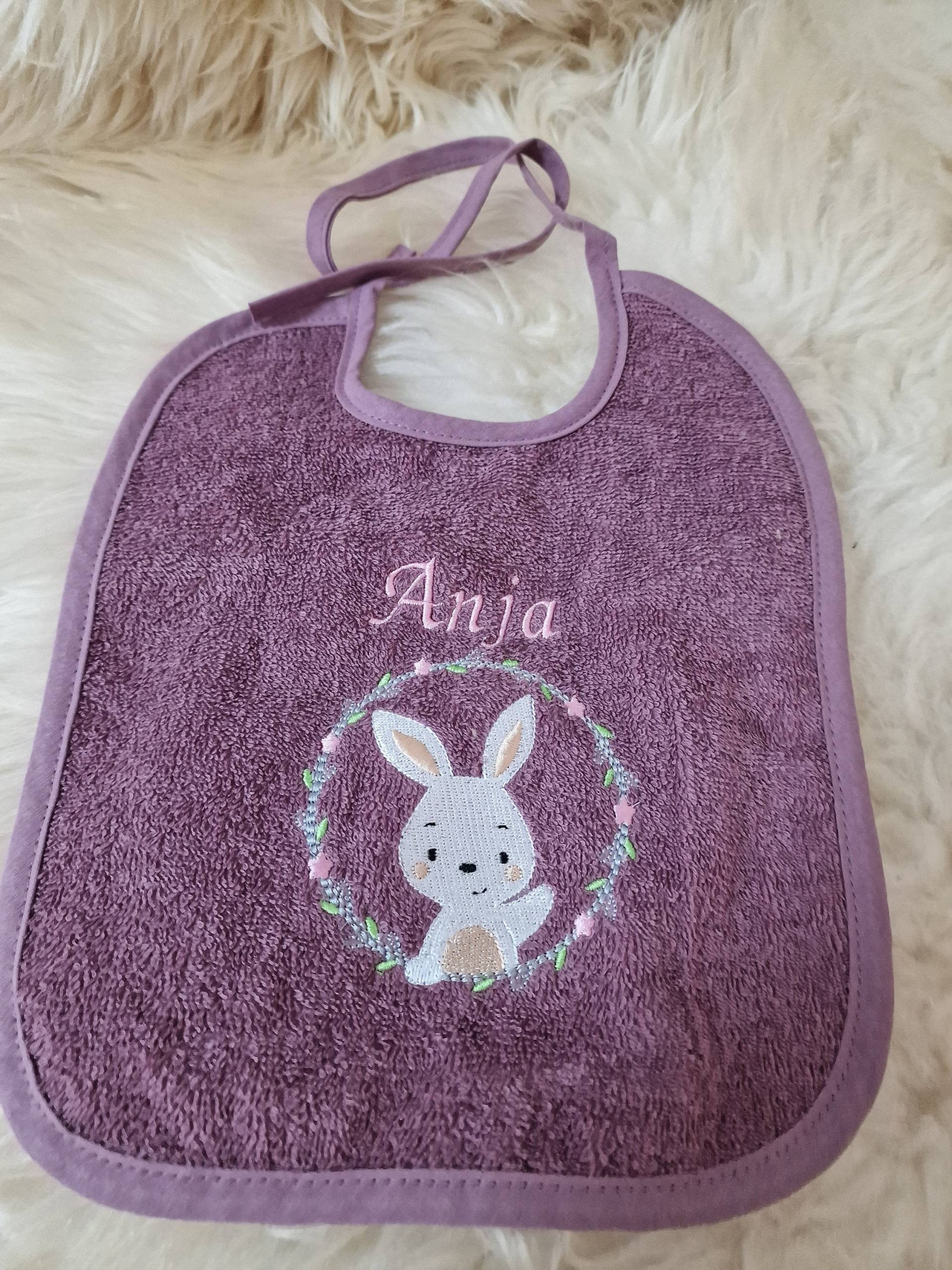 Halstuch Lätzchen Hase Häschen Im Blumenkreis Mit Namen W221 Halstuch Lätzchen Hase Häschen Im Blumenkreis Mit Namen W221 von DieWichtelstickerei