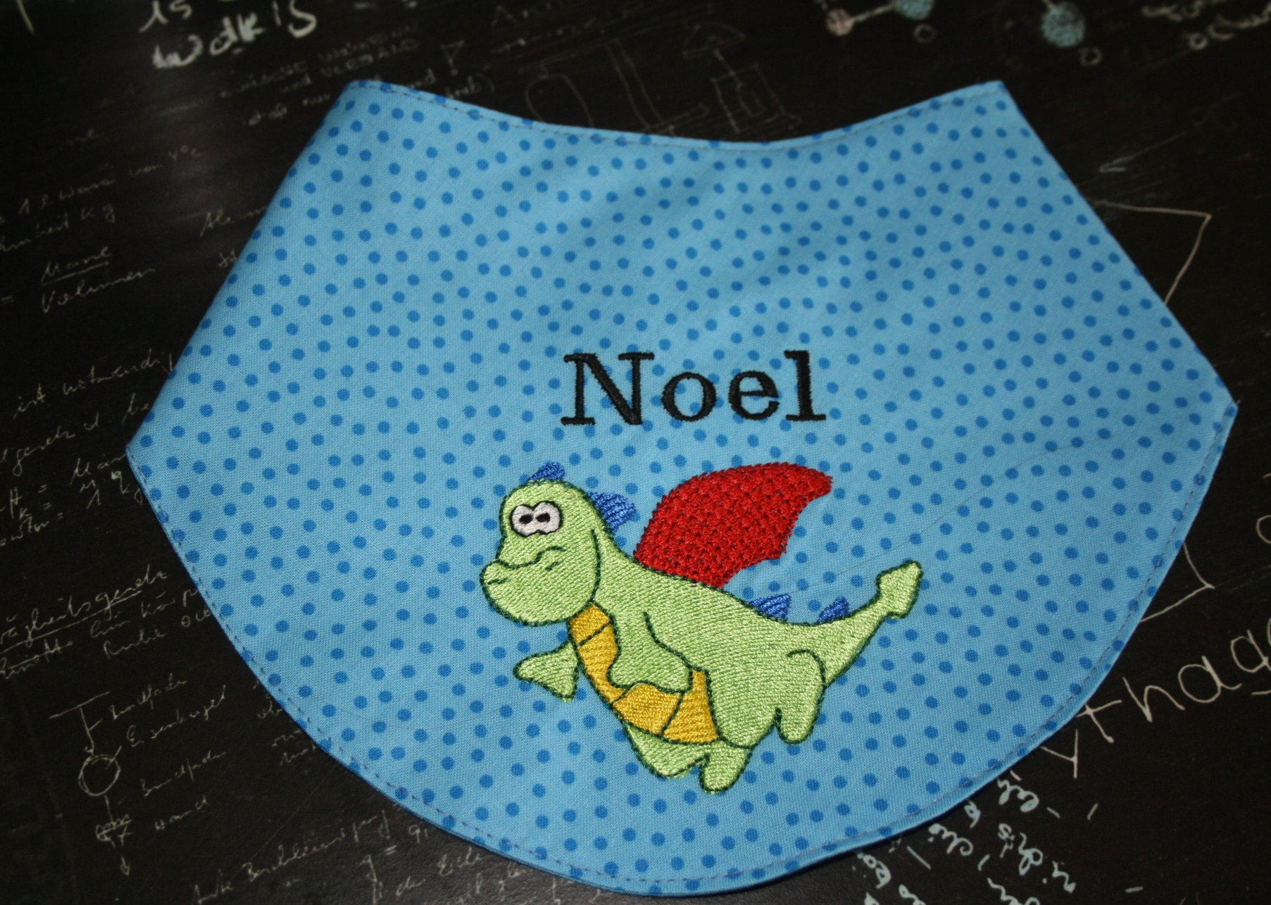 Halstuch Lätzchen Kleiner Drache Blau Mit Namen W240 Halstuch Lätzchen Kleiner Drache Blau Mit Namen W240 von DieWichtelstickerei