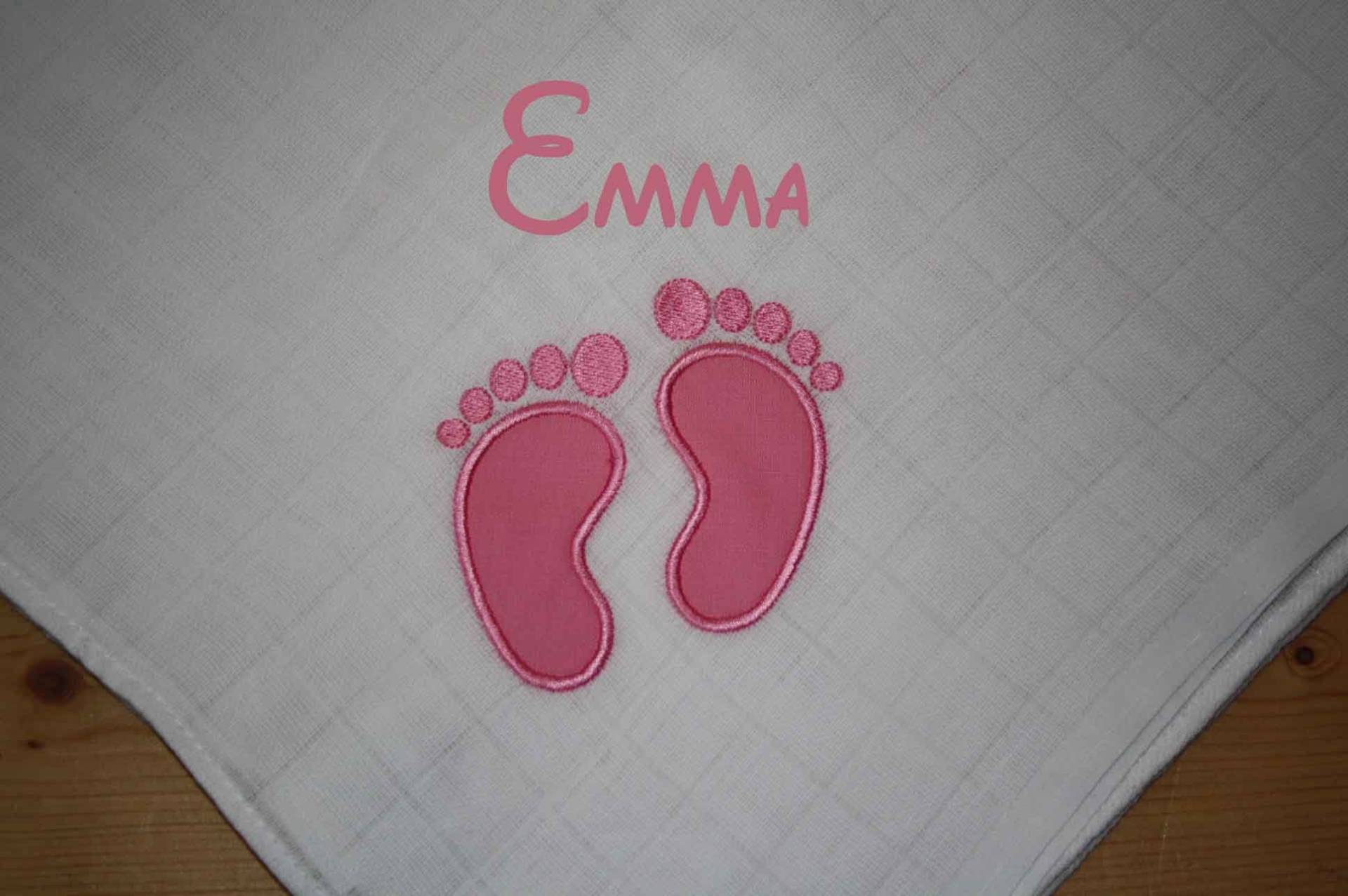 Mullwindel Spucktuch Babyfüsse Füsse Rosa Mit Namen W214 Mullwindel Spucktuch Babyfüsse Füsse Rosa Mit Namen W214 von DieWichtelstickerei