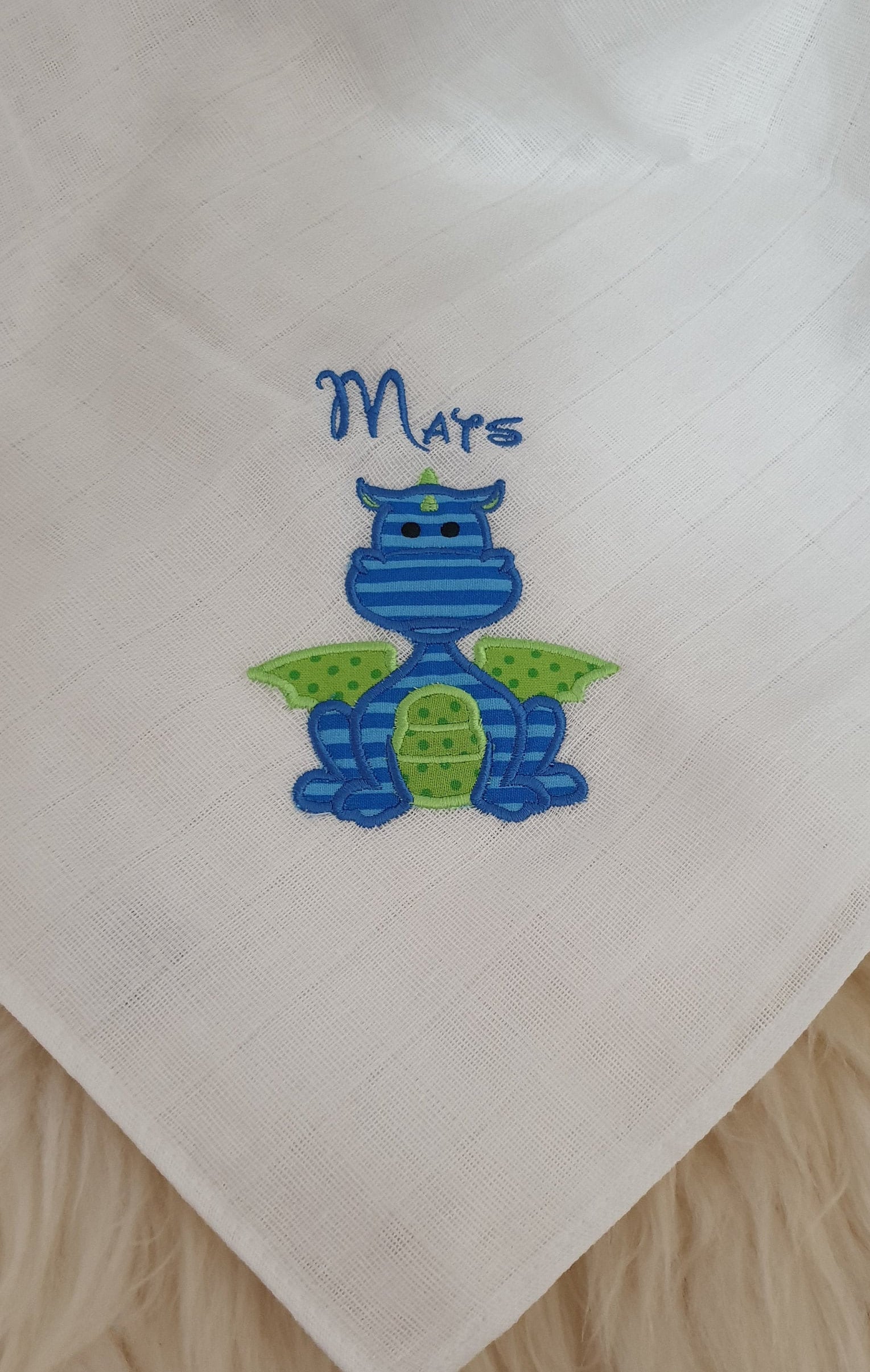 Mullwindel Spucktuch Drache Blau Grün Mit Namen W256 Mullwindel Spucktuch Drache Blau Grün Mit Namen W256 von DieWichtelstickerei