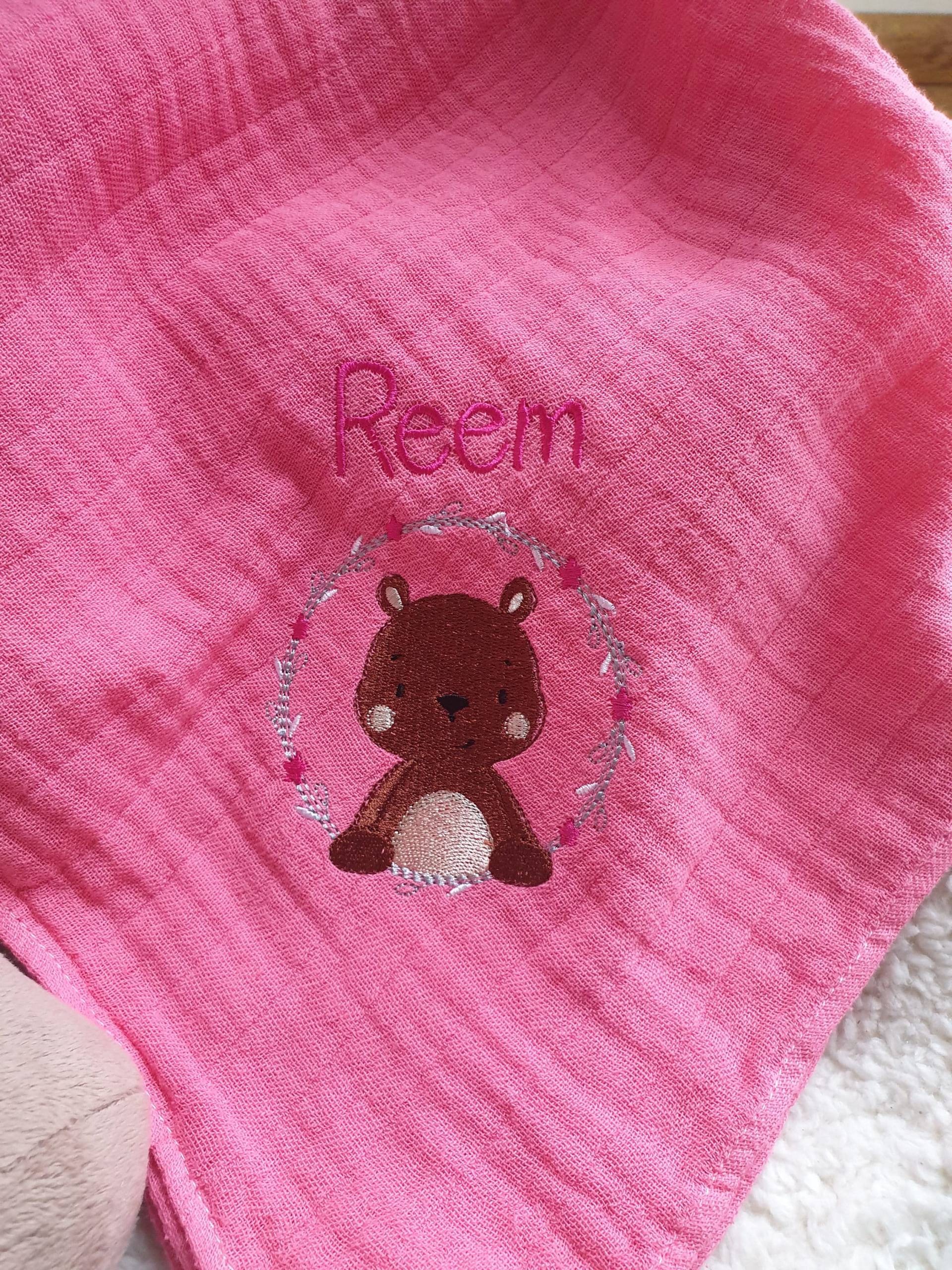 Mullwindel Spucktuch Kleiner Bär Bären Teddy Dunkelrosa Mit Namen W318 Mullwindel Spucktuch Kleiner Bär Bären Teddy Dunkelrosa Mit Namen W318 von DieWichtelstickerei