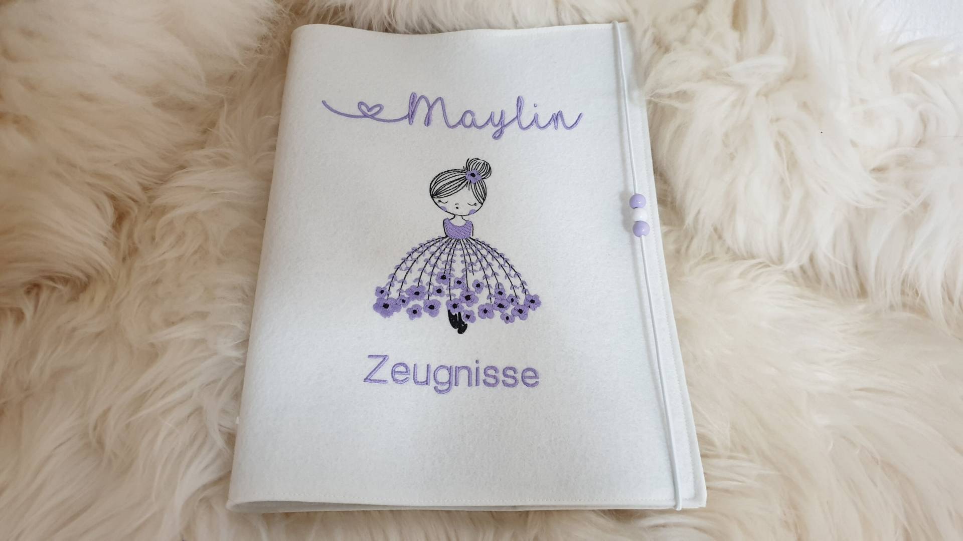 Zeugnismappe Ballerina Mädchen Blumen Flieder Wollfilz Cremeweiß Mit Namen W111 Zeugnismappe Ballerina Mädchen Blumen Flieder Wollfilz Cremeweiß Mit Namen W111 von DieWichtelstickerei