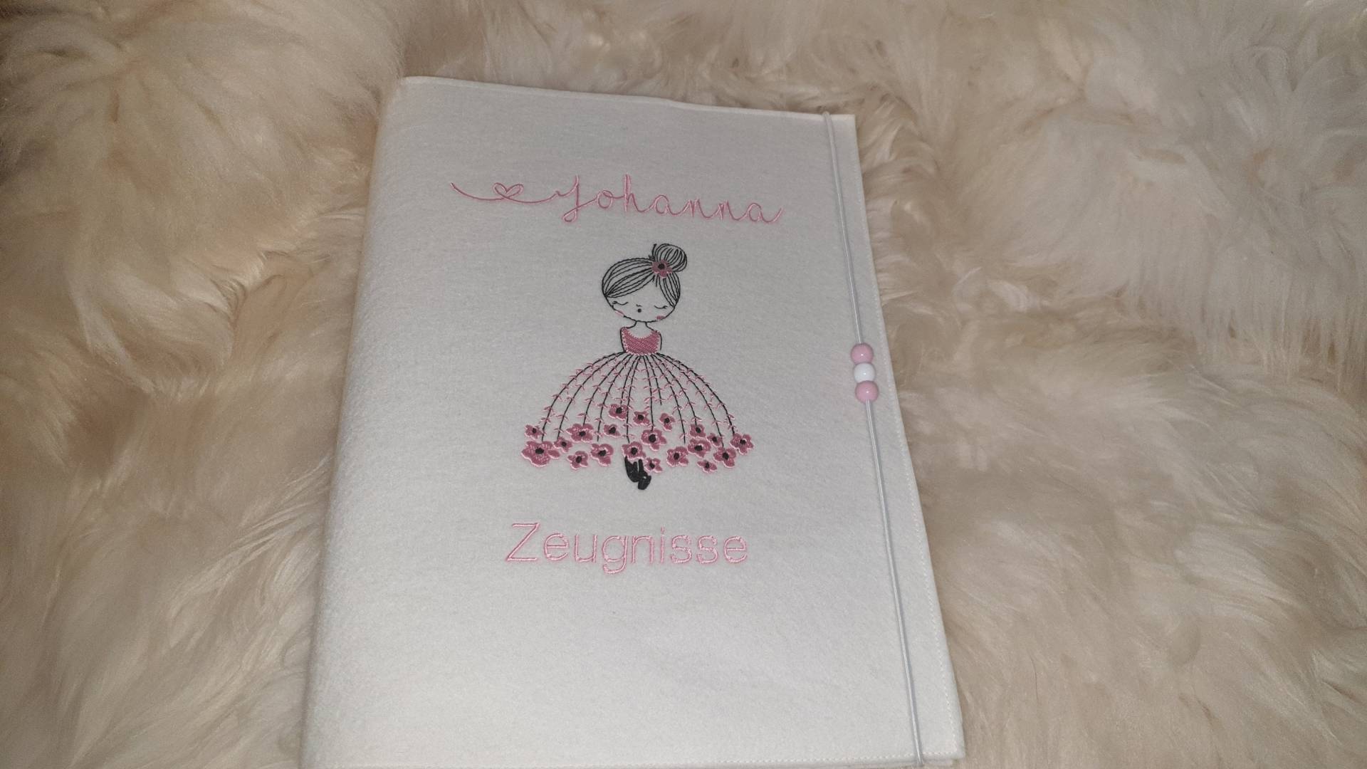 Zeugnismappe Ballerina Mädchen Blumen Rosa Wollfilz Cremeweiß Mit Namen W120 Zeugnismappe Ballerina Mädchen Blumen Rosa Wollfilz Cremeweiß Mit Namen W120 von DieWichtelstickerei