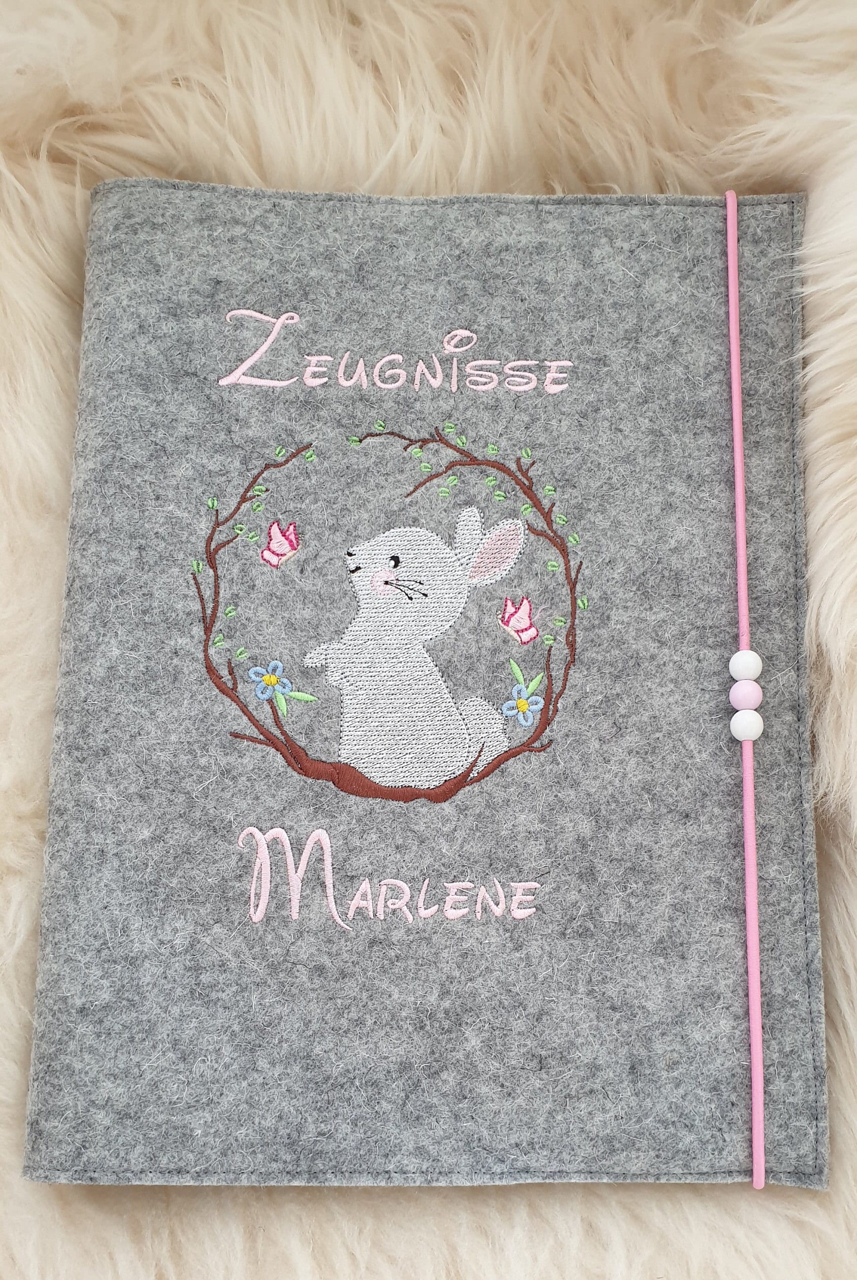 Zeugnismappe Hase Häschen Wollfilz Mit Namen W109 Zeugnismappe Hase Häschen Wollfilz Mit Namen W109 von DieWichtelstickerei