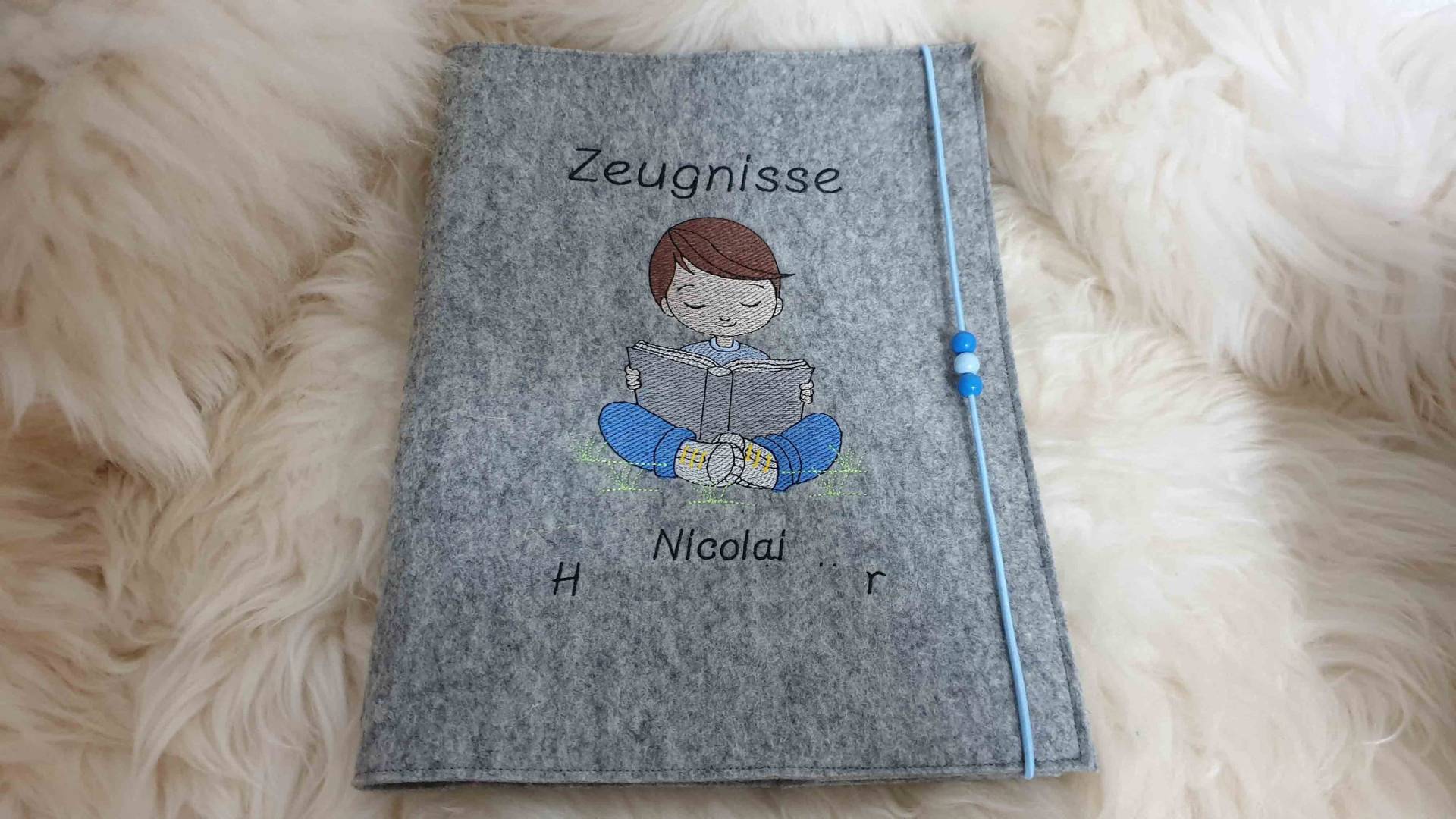 Zeugnismappe Junge Buch Lesen Mit Namen W82 Zeugnismappe Junge Buch Lesen Mit Namen W82 von DieWichtelstickerei