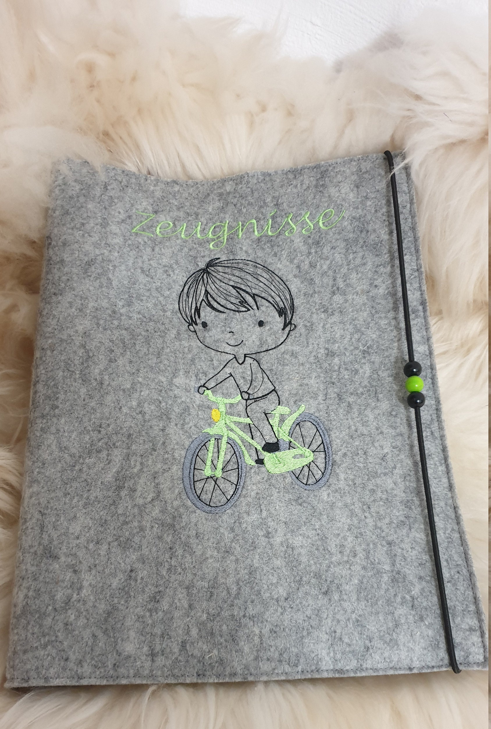 Zeugnismappe Junge Fahrrad Rad Wollfilz Grau Grün Mit Namen W1482 Zeugnismappe Junge Fahrrad Rad Wollfilz Grau Grün Mit Namen W1482 von DieWichtelstickerei