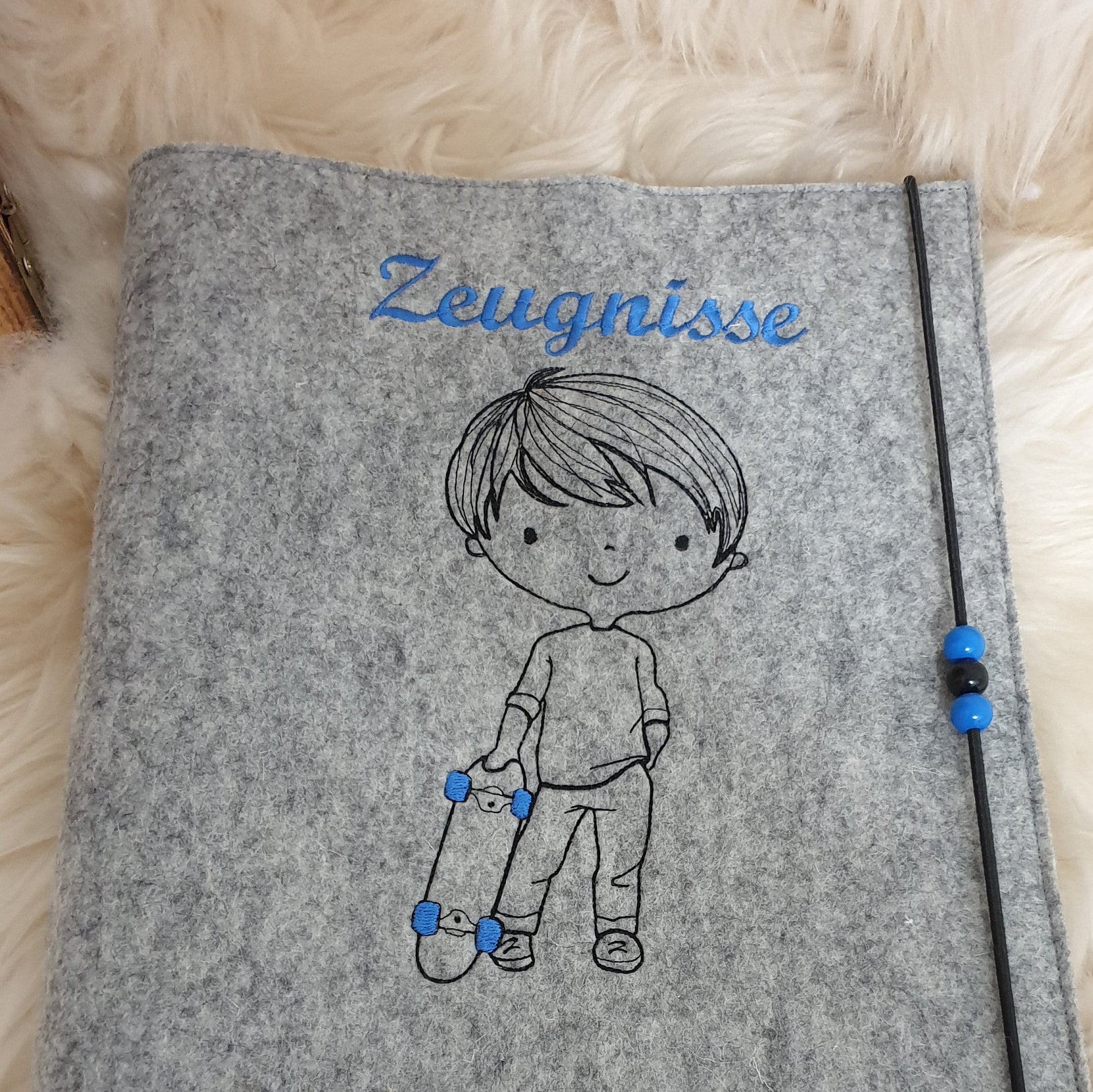 Zeugnismappe Junge Skater Wollfilz Grau Blau Mit Namen W1478 Zeugnismappe Junge Skater Wollfilz Grau Blau Mit Namen W1478 von DieWichtelstickerei