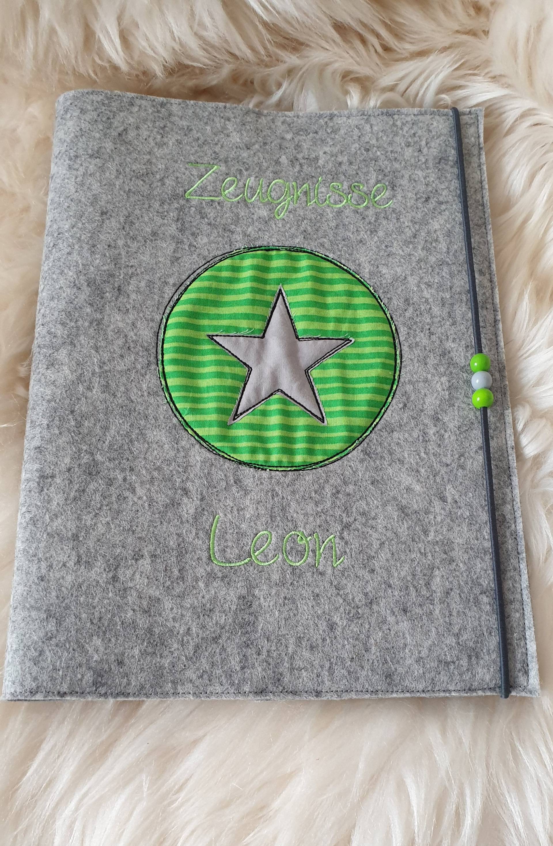 Zeugnismappe Stern Im Kreis Grüne Streifen Mit Namen W1484 Zeugnismappe Stern Im Kreis Grüne Streifen Mit Namen W1484 von DieWichtelstickerei