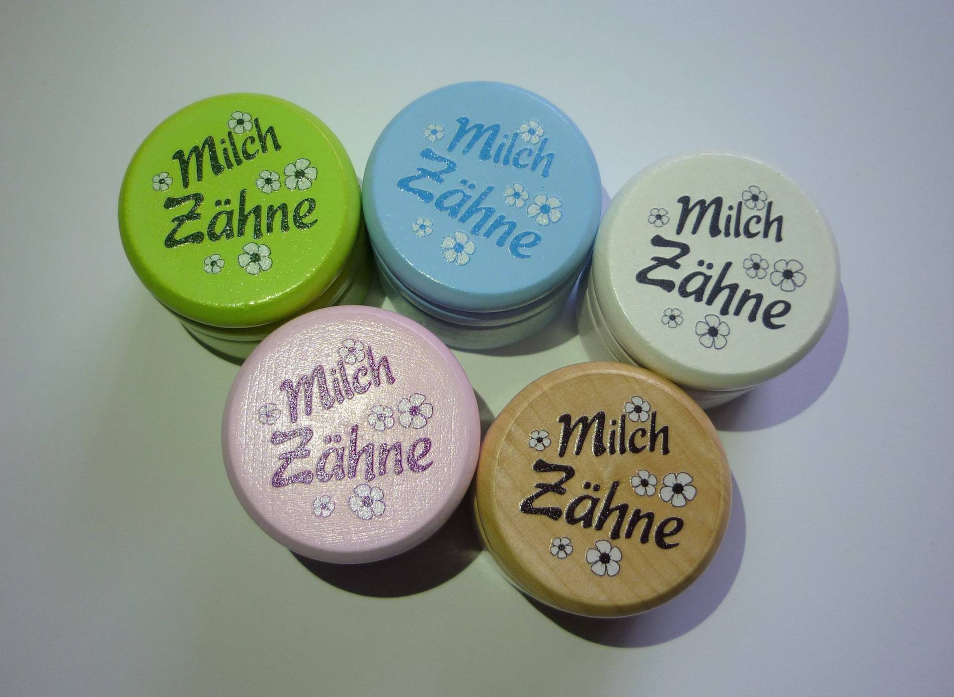 1 Milchzahndose Schriftzug Blüte Milchzähne Basteln Hellblau Natur Weiß Rosa Grün 1 Milchzahndose Schriftzug Blüte Milchzähne Basteln Hellblau Natur Weiß Rosa Grün von DoertesMasche