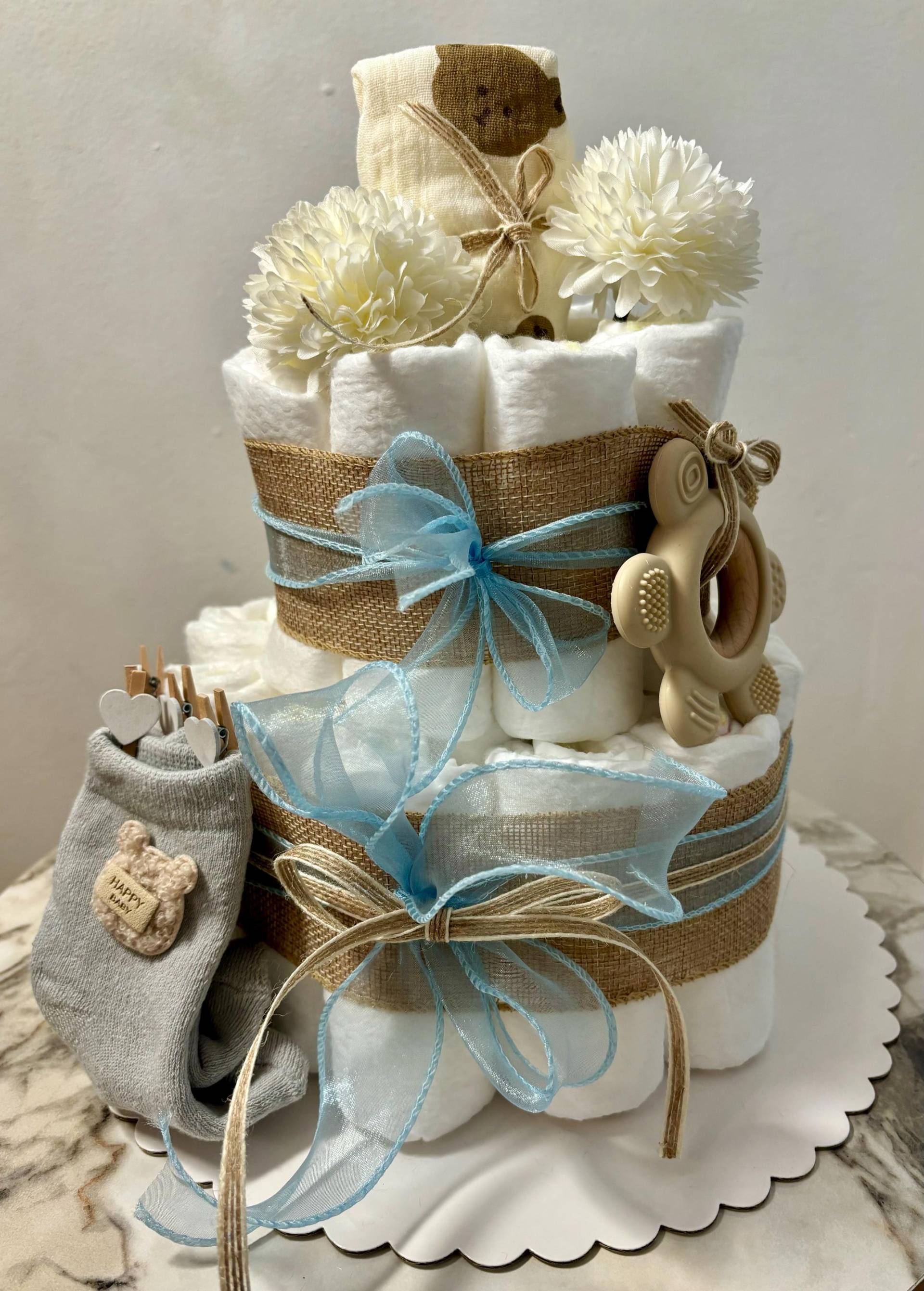 Windeltorte in Blau Für Jungen Als Geschenk Zur Geburt, Taufgeschenk Oder Babyshower Windeltorte in Blau Für Jungen Als Geschenk Zur Geburt, Taufgeschenk Oder Babyshower von DorasWindelzauber