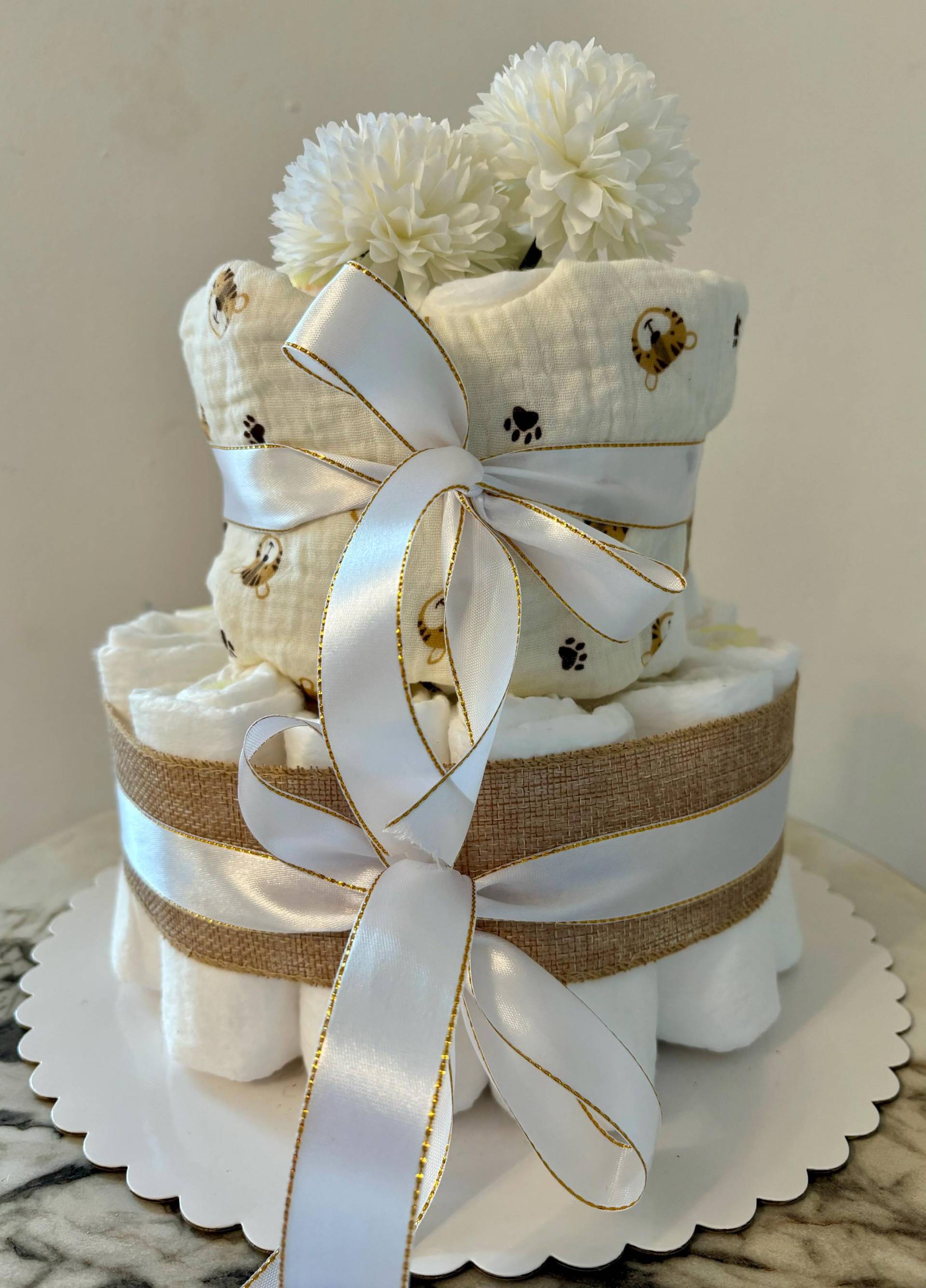 Windeltorte in Weiß Für Baby Junge Mädchen Als Geschenk Zur Geburt Taufe Oder Babyshower Windeltorte in Weiß Für Baby Junge Mädchen Als Geschenk Zur Geburt Taufe Oder Babyshower von DorasWindelzauber