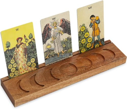 Tarot Kartenhalter aus Holz mit Mondphase, Hexenständer für Orakel-Lenormand-Meditation, Anzeige täglicher Affirmationskarten, Tarot-Lesezubehör, heidnischer Altar, Wicca-Dekorationszubehör Tarot Kartenhalter aus Holz mit Mondphase, Hexenständer für Orakel-Lenormand-Meditation, Anzeige täglicher Affirmationskarten, Tarot-Lesezubehör, heidnischer Altar, Wicca-Dekorationszubehör von Dormitology