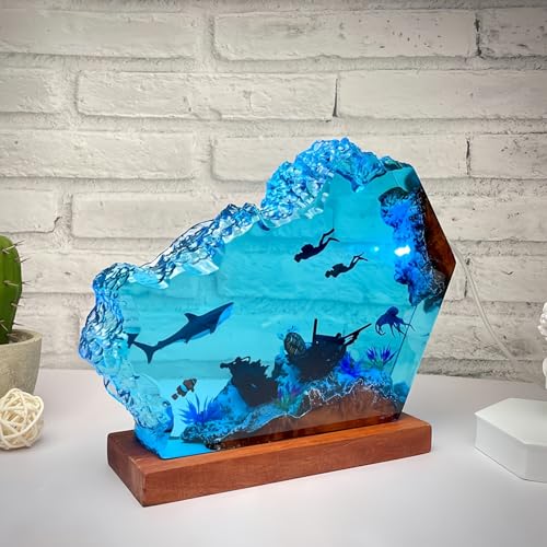 Drawelry 3D Epoxidharz Ozeanfigur Ornamente mit Holzsockel, LED Buntes Nachtlicht, Harz Ozean Tier Statue Hai Wale Pinguin Oktopus Figuren Skulptur Kunsthandwerk Mini Meere Aquarium Dekoration (B5, M) Drawelry 3D Epoxidharz Ozeanfigur Ornamente mit Holzsockel, LED Buntes Nachtlicht, Harz Ozean Tier Statue Hai Wale Pinguin Oktopus Figuren Skulptur Kunsthandwerk Mini Meere Aquarium Dekoration (B5, M) von Drawelry