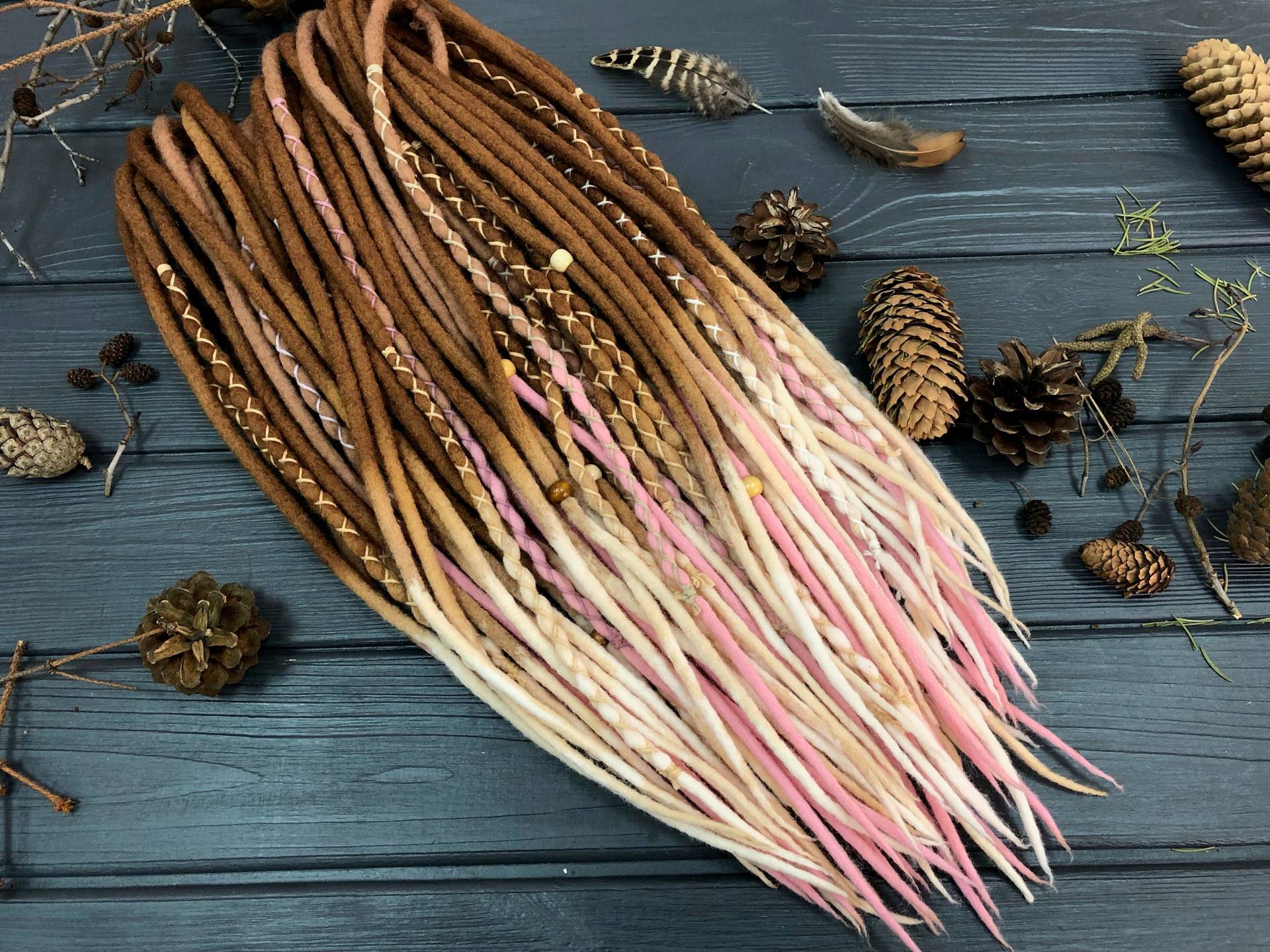 Doppelendige Dreads Aus Dunkelblonder Und Ingwerrosa Wolle Mit Kostenlosen Holzperlen Umwickelt Doppelendige Dreads Aus Dunkelblonder Und Ingwerrosa Wolle Mit Kostenlosen Holzperlen Umwickelt von DreadsForest