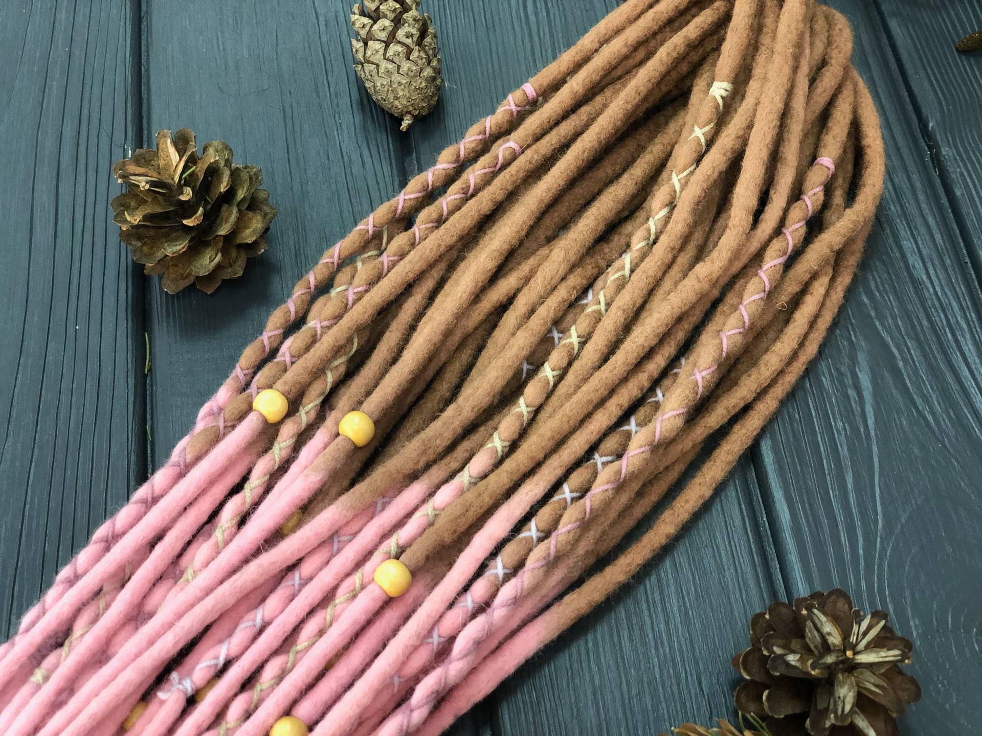 Doppelendige Dreads Aus Dunkelblonder Und Rosa Ombre-Wolle Mit Kostenlosen Holzperlen Umwickelt Doppelendige Dreads Aus Dunkelblonder Und Rosa Ombre-Wolle Mit Kostenlosen Holzperlen Umwickelt von DreadsForest