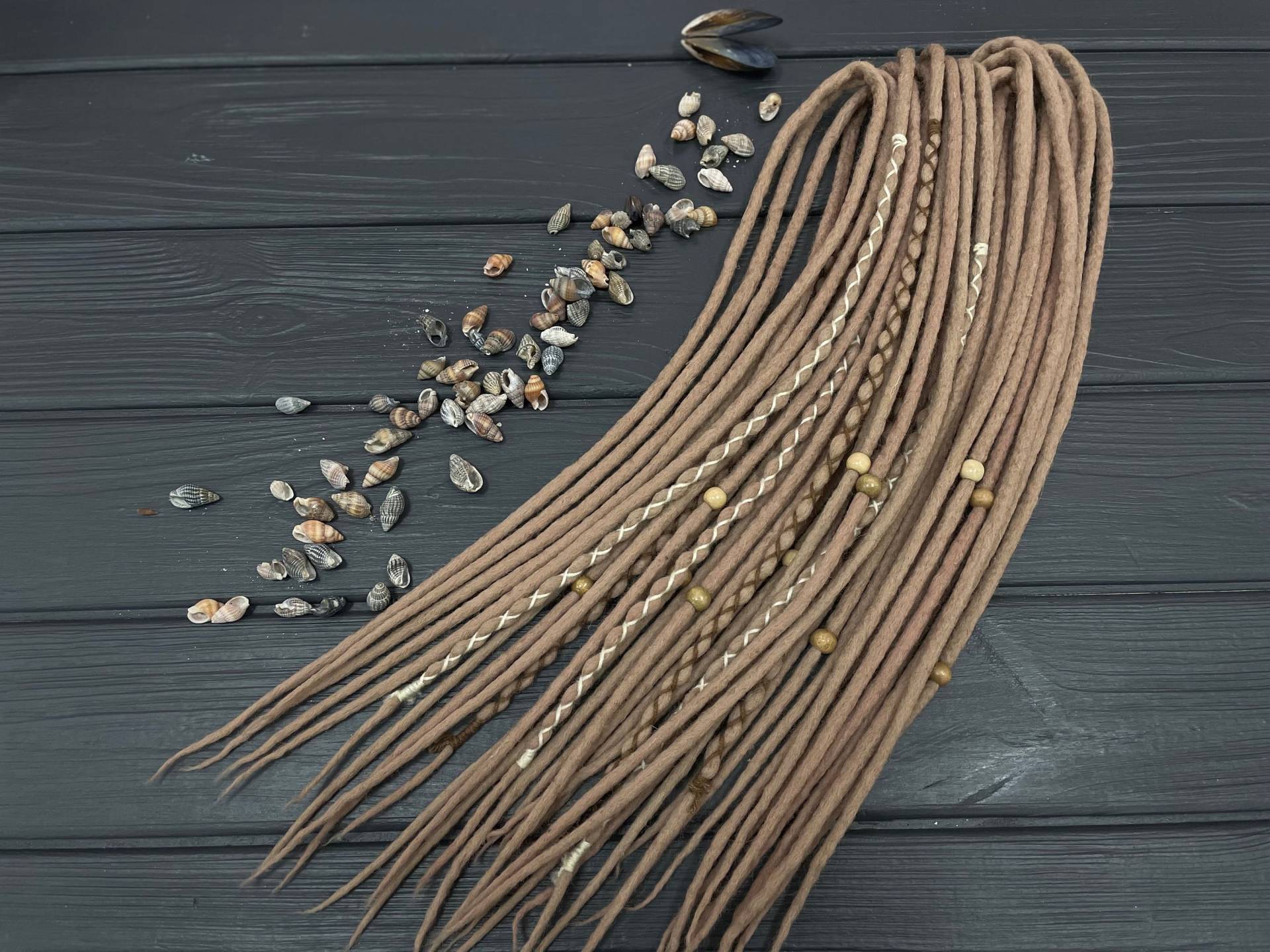 Doppelendige Dreads Aus Natürlicher, Dunkelblonder Wolle Mit Kostenlosen Holzperlen Doppelendige Dreads Aus Natürlicher, Dunkelblonder Wolle Mit Kostenlosen Holzperlen von DreadsForest