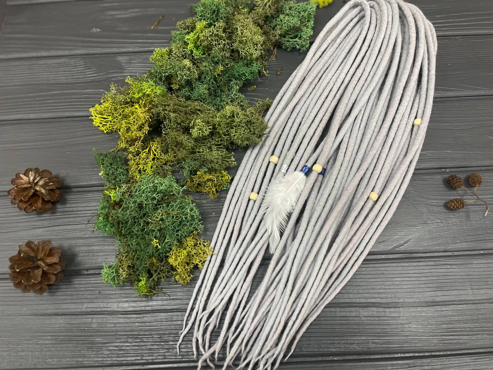 Doppelendige Dreads Aus Silbergrauer, Platingrauer Wolle Mit Kostenlosen Holzperlen Doppelendige Dreads Aus Silbergrauer, Platingrauer Wolle Mit Kostenlosen Holzperlen von DreadsForest