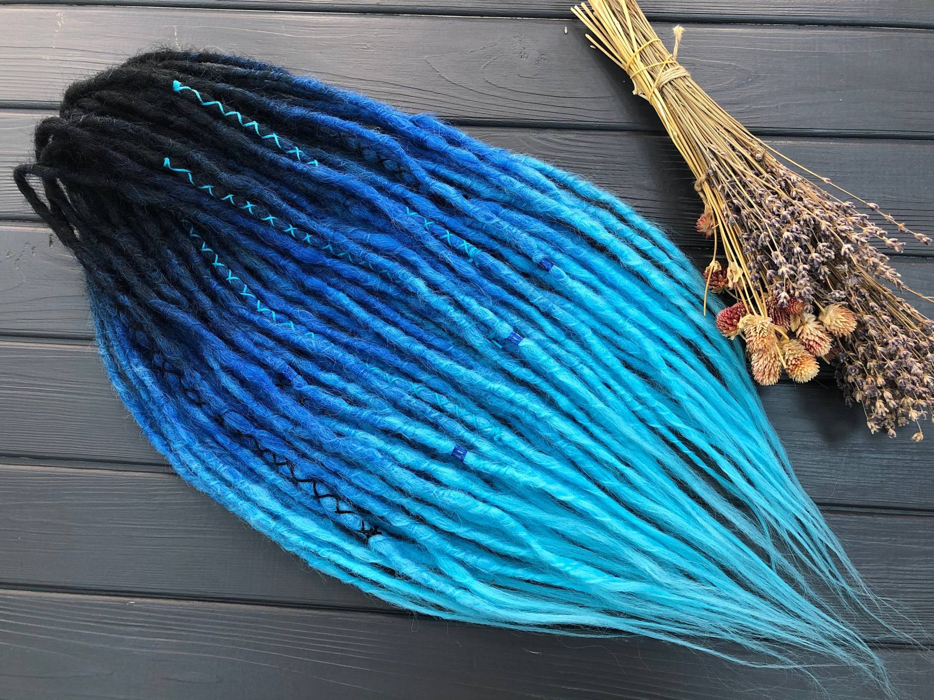 Natürliches Aussehen, Synthetisch, Doppelendig, Schwarz, Dunkelblau, Hellblau, Ombre-Dreadlocks, Haarverlängerungen, Dreadlocks, Boho, Single-Ended Natürliches Aussehen, Synthetisch, Doppelendig, Schwarz, Dunkelblau, Hellblau, Ombre-Dreadlocks, Haarverlängerungen, Dreadlocks, Boho, Single-Ended von DreadsForest