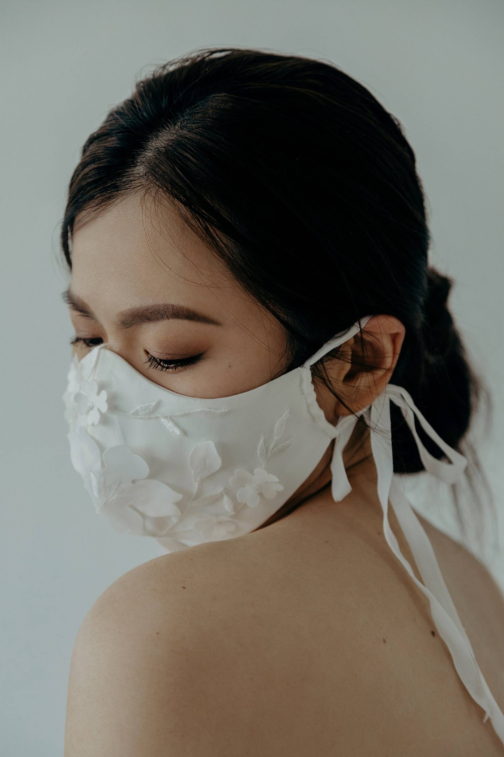 3D Florale Applikation Gesichtsmaske Mit 100% Reinem Seidenfutter Elyn Tang Braut von ELYNTANGBRIDAL