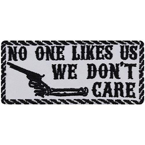 NO ONE LIKES US - WE DON'T CARE Biker Aufnäher mit Stickerei Aufbügler Gun Patch Geschenk zum aufbügeln DIY Applikation für Motorrad/Kutte - weiß - 100x45mm von EXPRESS-STICKEREI