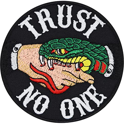 Trust no one Patch embroidery Schlange Aufnäher Stickerei | falsche Schlange beißt die Hand Aufbügler Applikation zum annähen/aufbügeln für Kleidung | Vertraue niemanden | 80x80mm von EXPRESS-STICKEREI