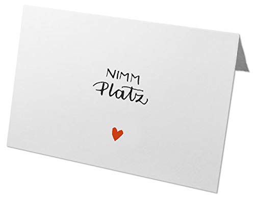 50 Tischkarten aus Recyclingpapier, CO2 neutrale Namenskarten, Platzkarten zum Beschriften - nimm platz, für Hochzeit, Geburtstag, Familienfeier, Jubiläum, Schwarz Weiß Kalligrafie Design mit Herz von Eine der Guten