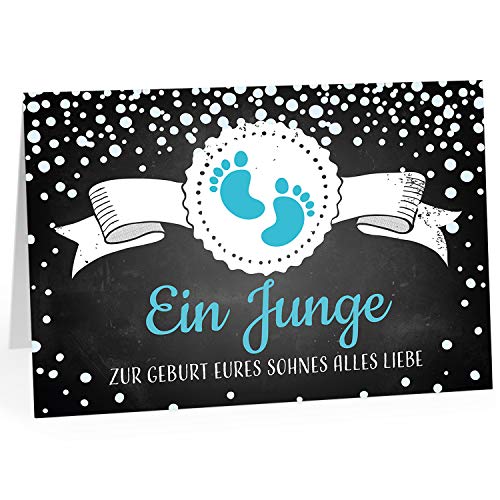 Große Design Glückwunsch-Karte XXL (A4) zur Geburt, Motiv: Tafel-Look modern - Fußabdrücke Junge blau/mit Umschlag/Edle Klappkarte/Maxi Gruß-Karte/Baby geboren/Gratulation Eltern von Einladungskarten Manufaktur Hamburg