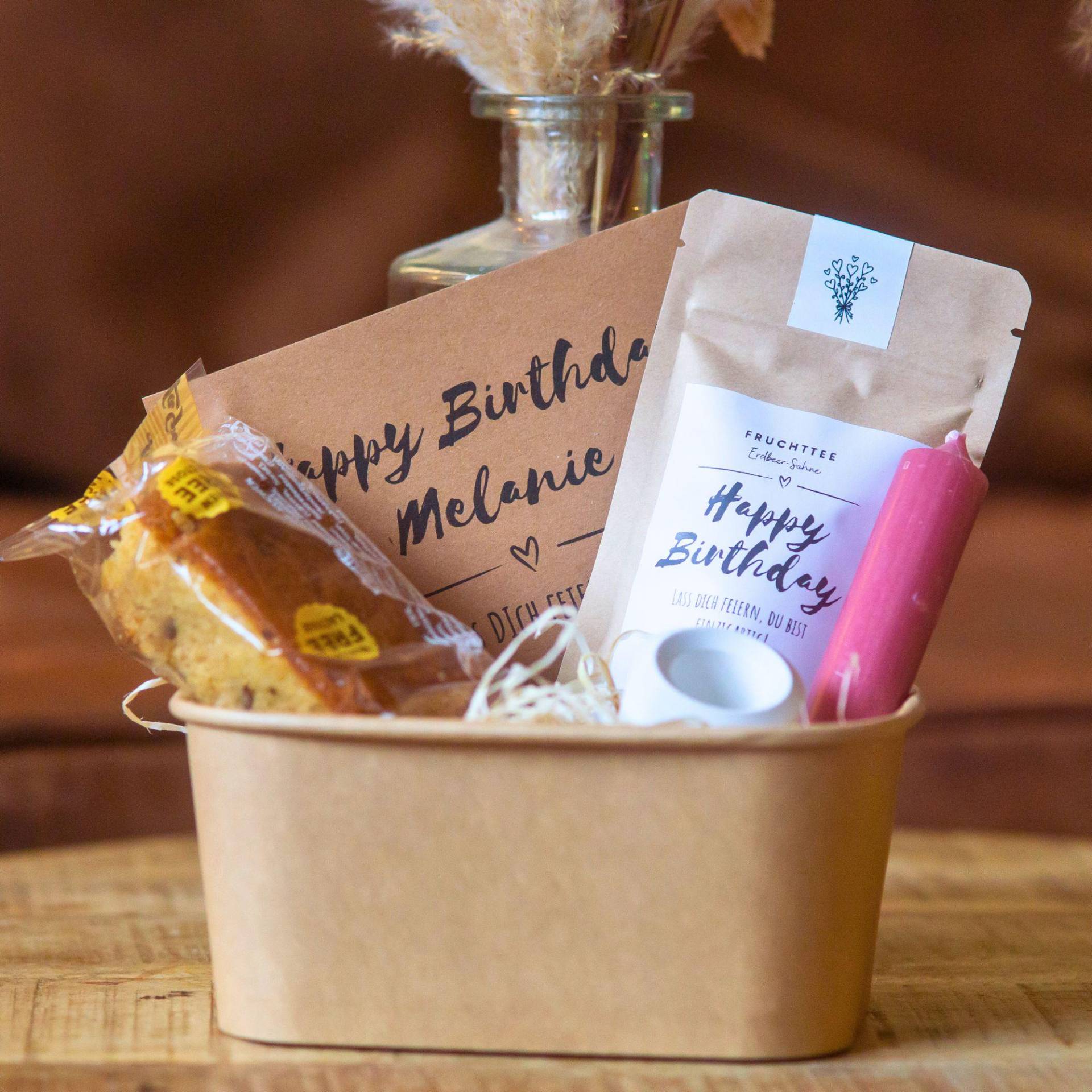 Geschenkset Zum Geburtstag Für Kollegen, Freunde, Kerze, Kuchen, Tee, Kakao, Handmade, Geburtstagsgeschenk, Karte Kraftpapier, Mit Namen Geschenkset Zum Geburtstag Für Kollegen, Freunde, Kerze, Kuchen, Tee, Kakao, Handmade, Geburtstagsgeschenk, Karte Kraftpapier, Mit Namen von EinzelstueckimGlueck