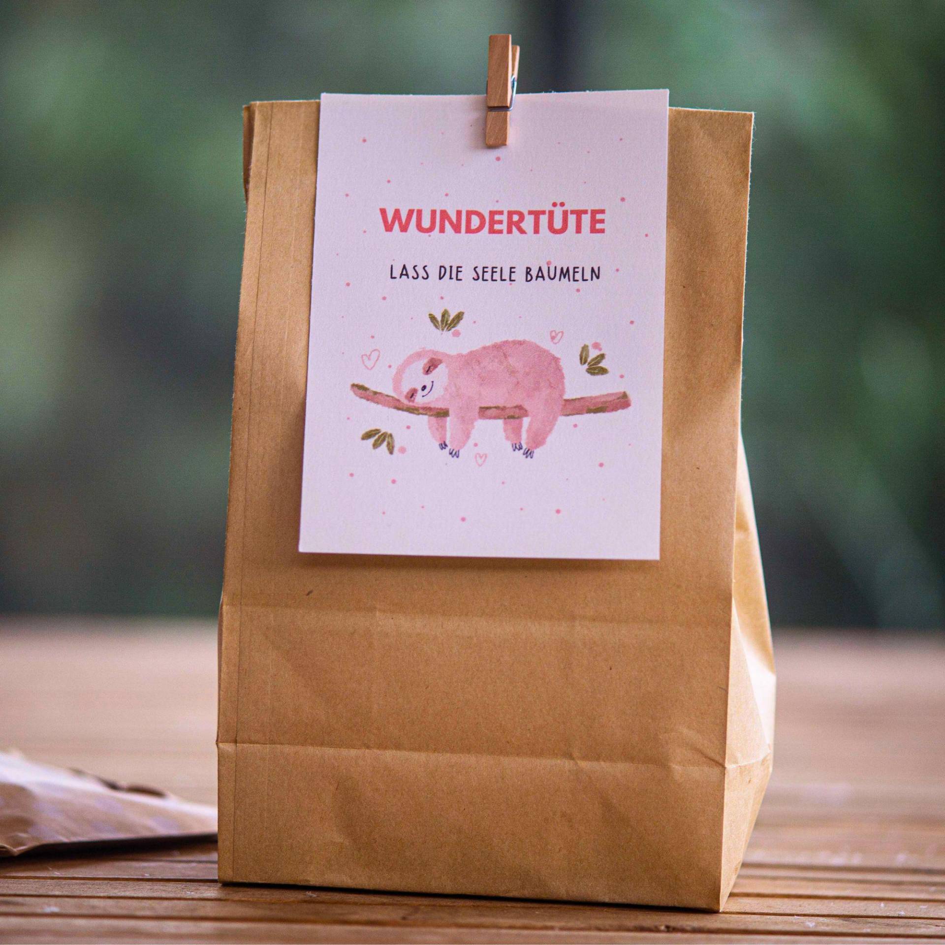 Wundertüte „Lass Die Seele Baumeln" - Wellness Geschenk Für Frauen, Kleine Auszeit Mit Badebombe, Tee & Mehr, Kleine Pause in Der Tüte Wundertüte „Lass Die Seele Baumeln" - Wellness Geschenk Für Frauen, Kleine Auszeit Mit Badebombe, Tee & Mehr, Kleine Pause in Der Tüte von EinzelstueckimGlueck