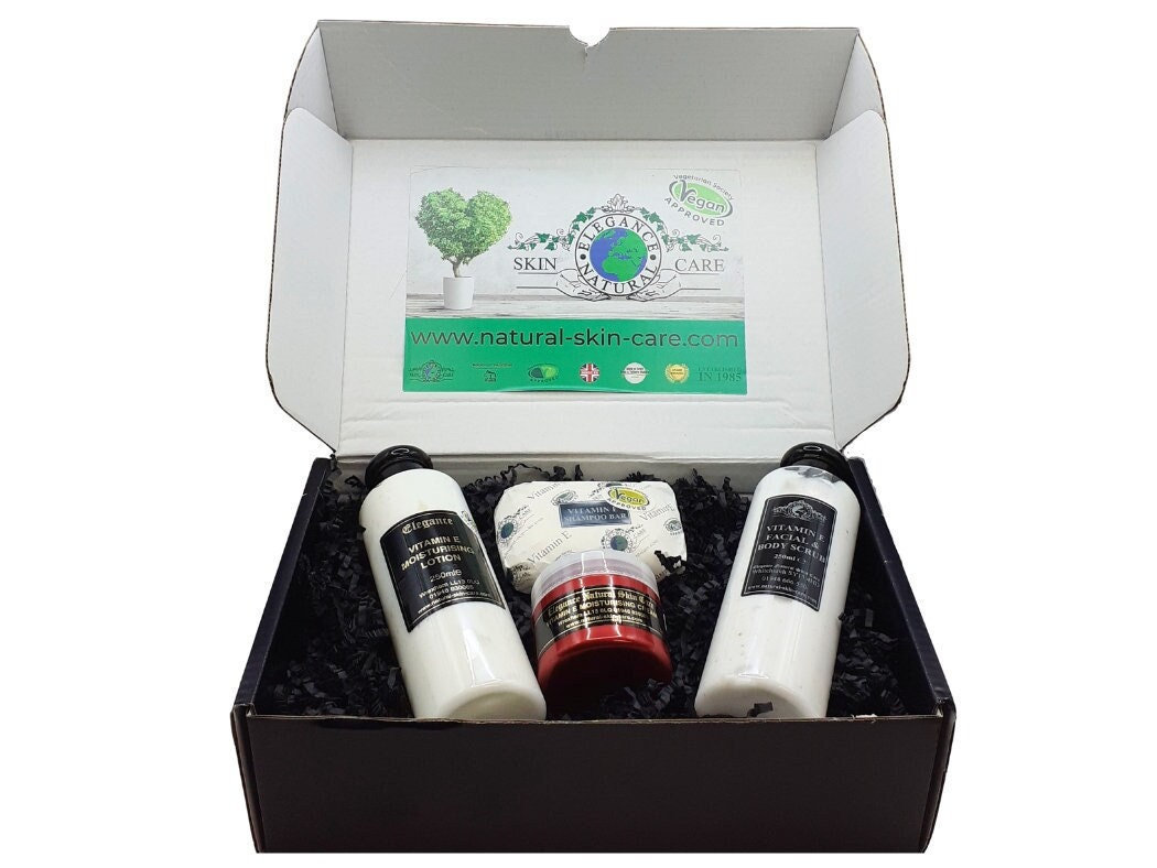 Vegan Zertifiziertes Hautpflege Geschenkset Mit Vitamin-E-Creme, Lotion, Peeling Und Shampoo Bar, Handgefertigt in Großbritannien Vegan Zertifiziertes Hautpflege Geschenkset Mit Vitamin-E-Creme, Lotion, Peeling Und Shampoo Bar, Handgefertigt in Großbritannien von EleganceNaturalSkin
