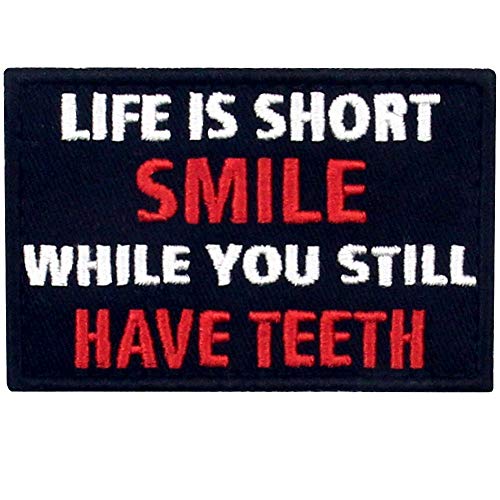 Das Leben ist kurz, lächle, solange du noch Zähne hast Bestickter Aufnäher mit Haken- und Flauschbänder von EmbTao