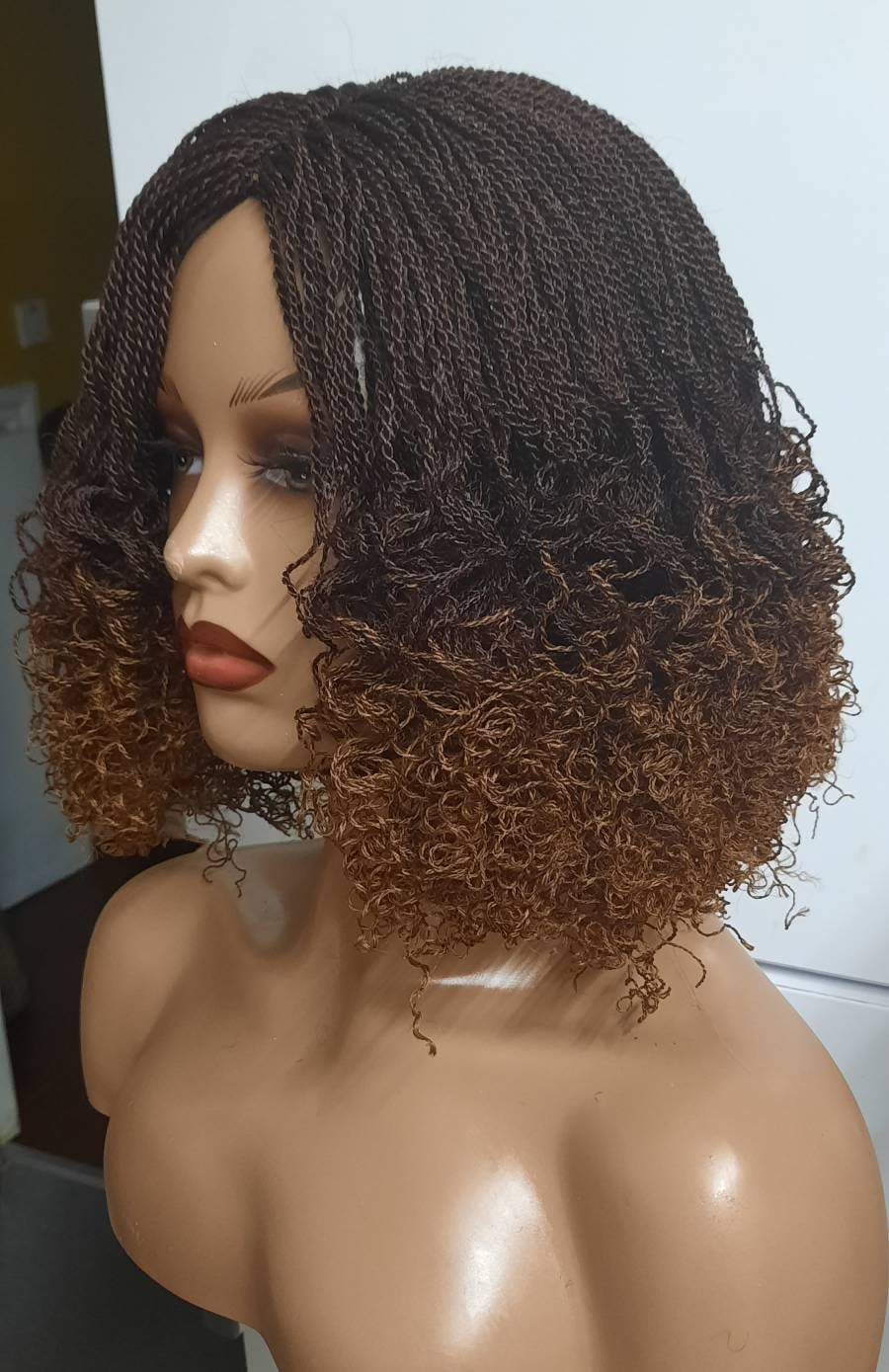 Versandfertig Geflochtene Micro-Twist-Ombre-Perücke Mit Lockigen Spitzen in T33/30. Auch Erhältlich Schwarz, Nr. 4 | Braun von Emmaksbeauty