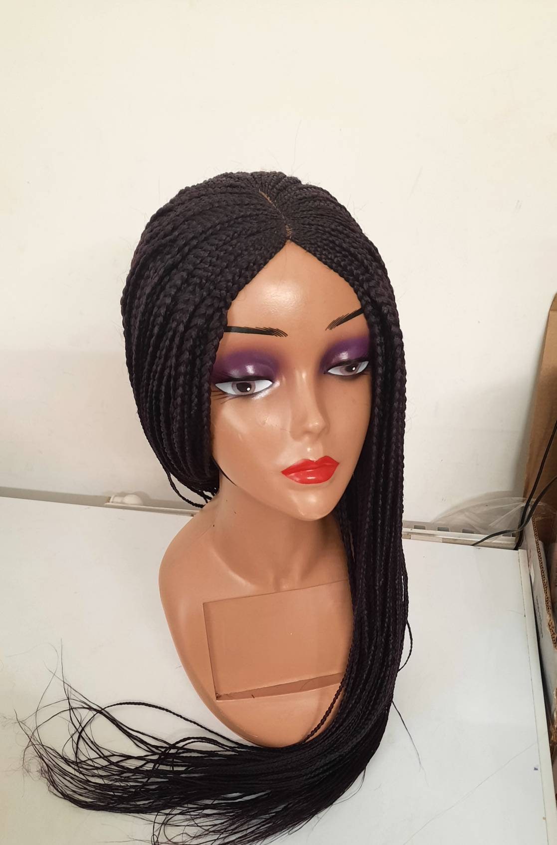 Versandfertig Geflochtene Mittelteil-Perücke in Der Farbe Lila Versandfertig Geflochtene Mittelteil-Perücke in Der Farbe Lila von Emmaksbeauty