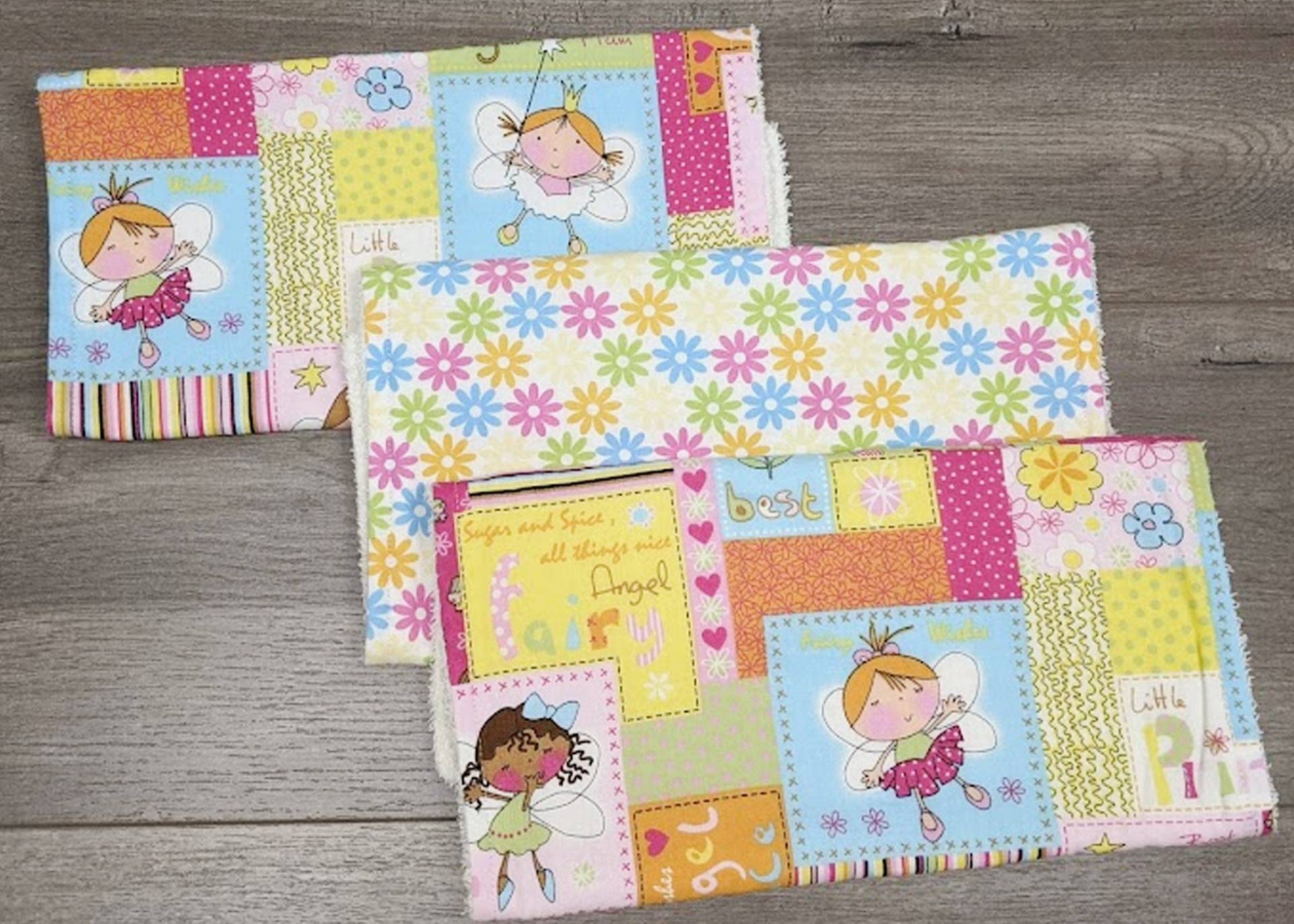 Fertig Zum Versand Leinen 3 Stück Set Neugeborenen Layette Baby Shower Geschenk Mädchen Feen Flügel Blumen Frottee Tuch Fertig Zum Versand Leinen 3 Stück Set Neugeborenen Layette Baby Shower Geschenk Mädchen Feen Flügel Blumen Frottee Tuch von EmmerlusDesigns