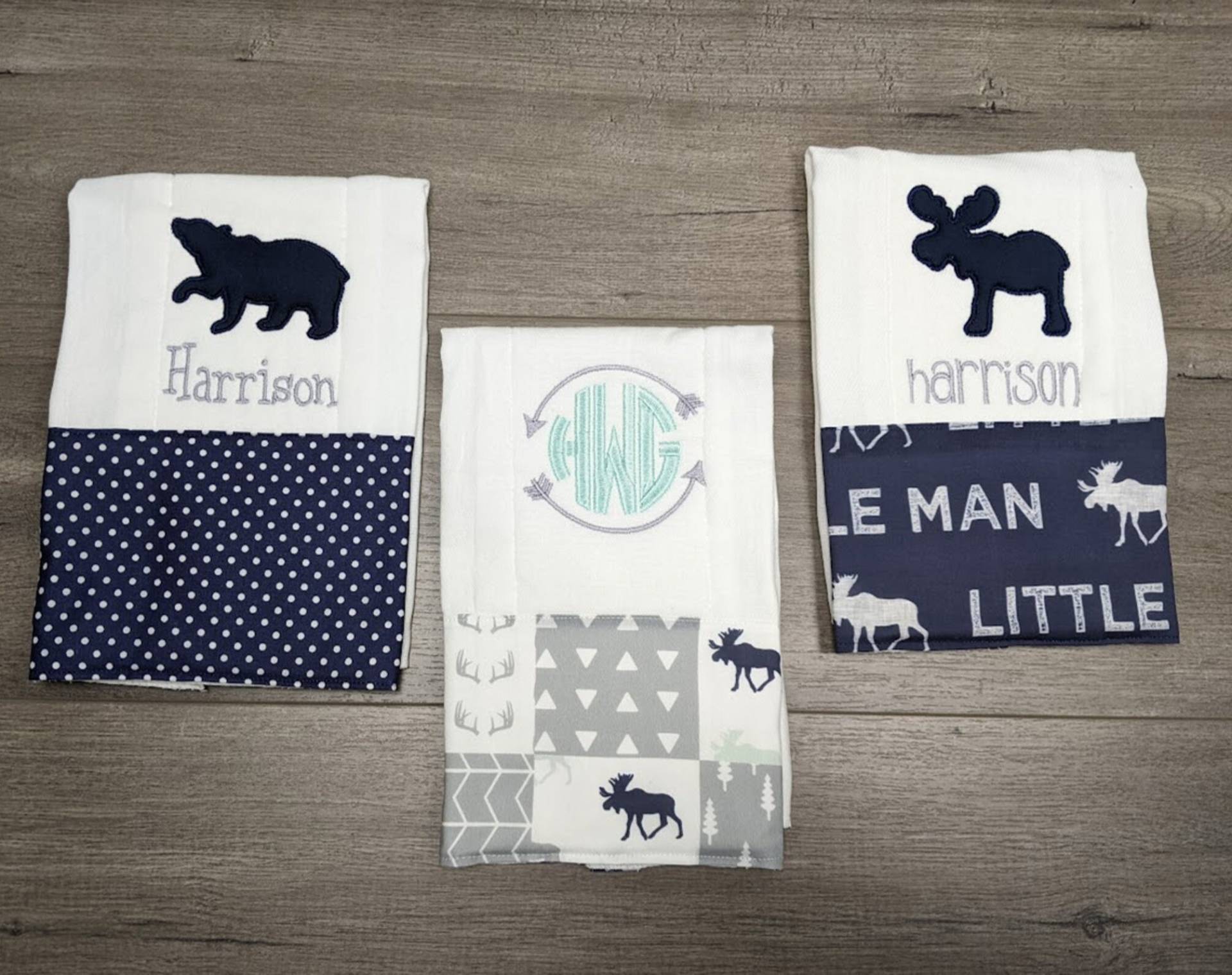 Spucktücher Für Jungen 3-Teiliges Set Mit Waldmotiv Marineblau Mintgrün Monogramm Initialen Elchbär Baby Shower Geschenk Spucktücher Für Jungen 3-Teiliges Set Mit Waldmotiv Marineblau Mintgrün Monogramm Initialen Elchbär Baby Shower Geschenk von EmmerlusDesigns