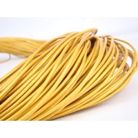 esnado Lederschnur 2mm in Gold – Echtes Rindsleder esnado Lederschnur 2mm in Gold – Echtes Rindsleder von Esnado