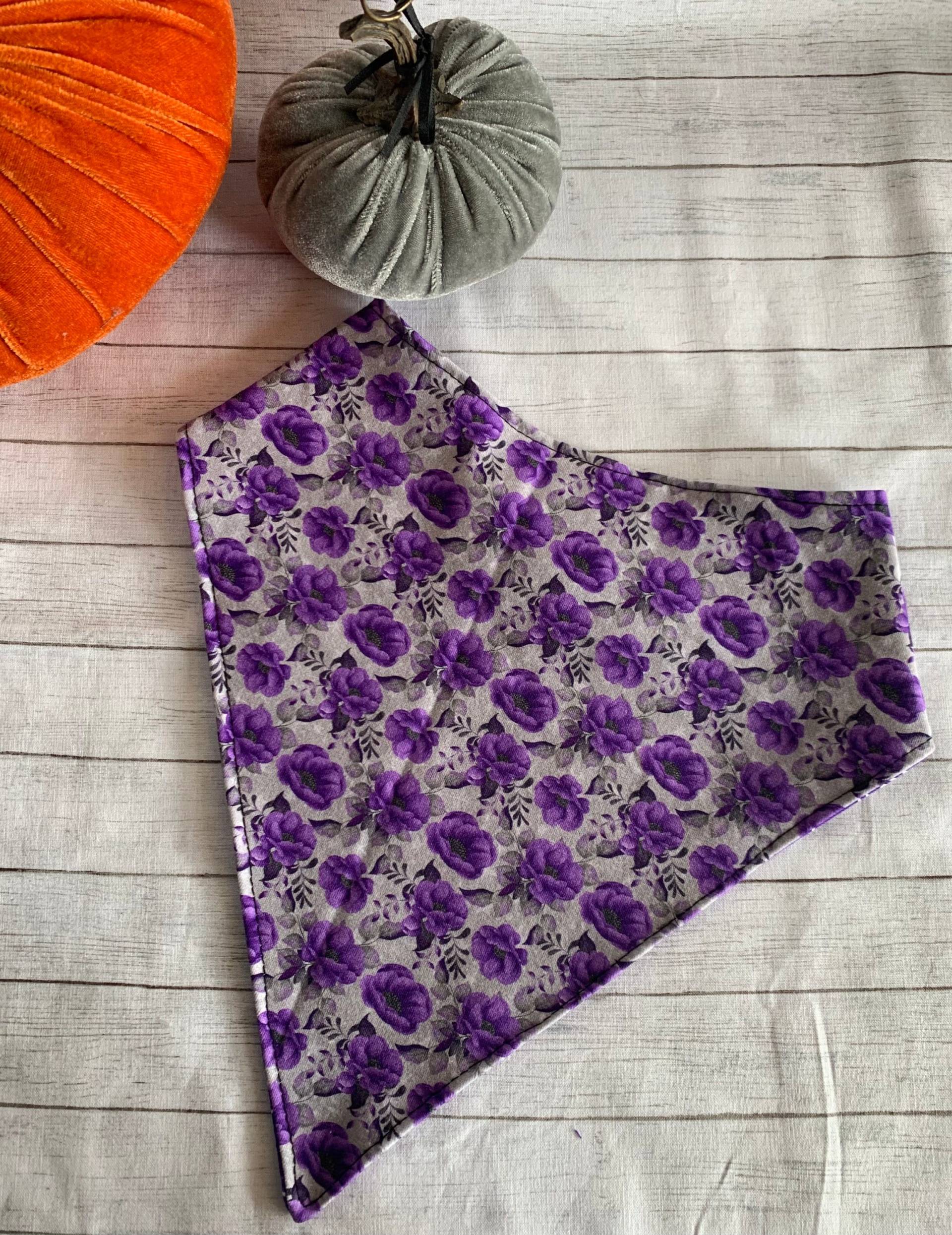 Bandana Lätzchen Für Erwachsene, Mädchen, Teenager, Würde, Schal, Sabbern, Lätzchen, Wasserdichte Lila Blumen, Herbstblumen, Goth von EspeciallyUniqueInc