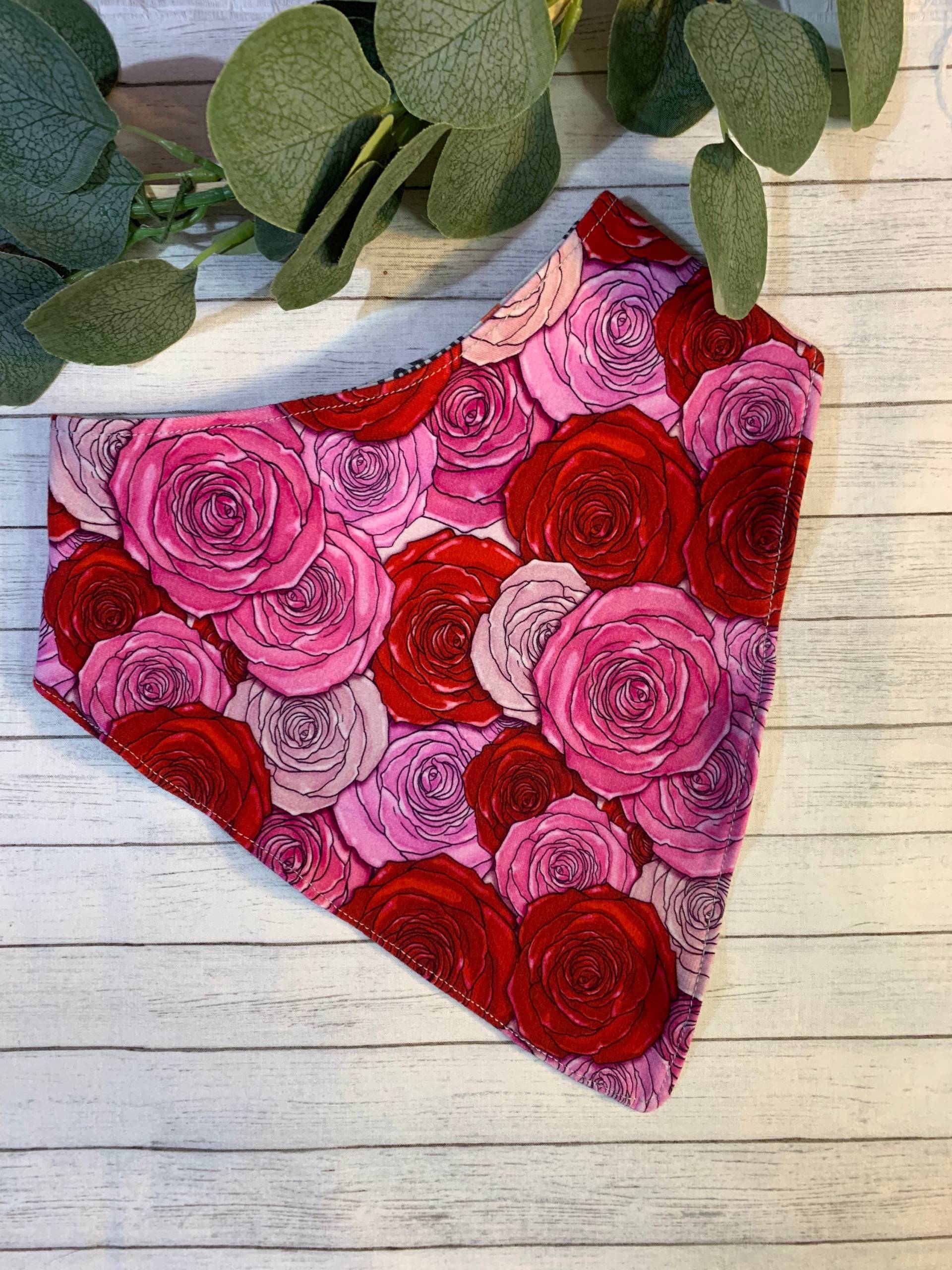 Großes Mädchen Hot Pink Rosen Wasserdicht Bandana Lätzchen Besondere Bedürfnisse Teen Drool Erwachsene Würde Schals Liebe Umarmungen von EspeciallyUniqueInc