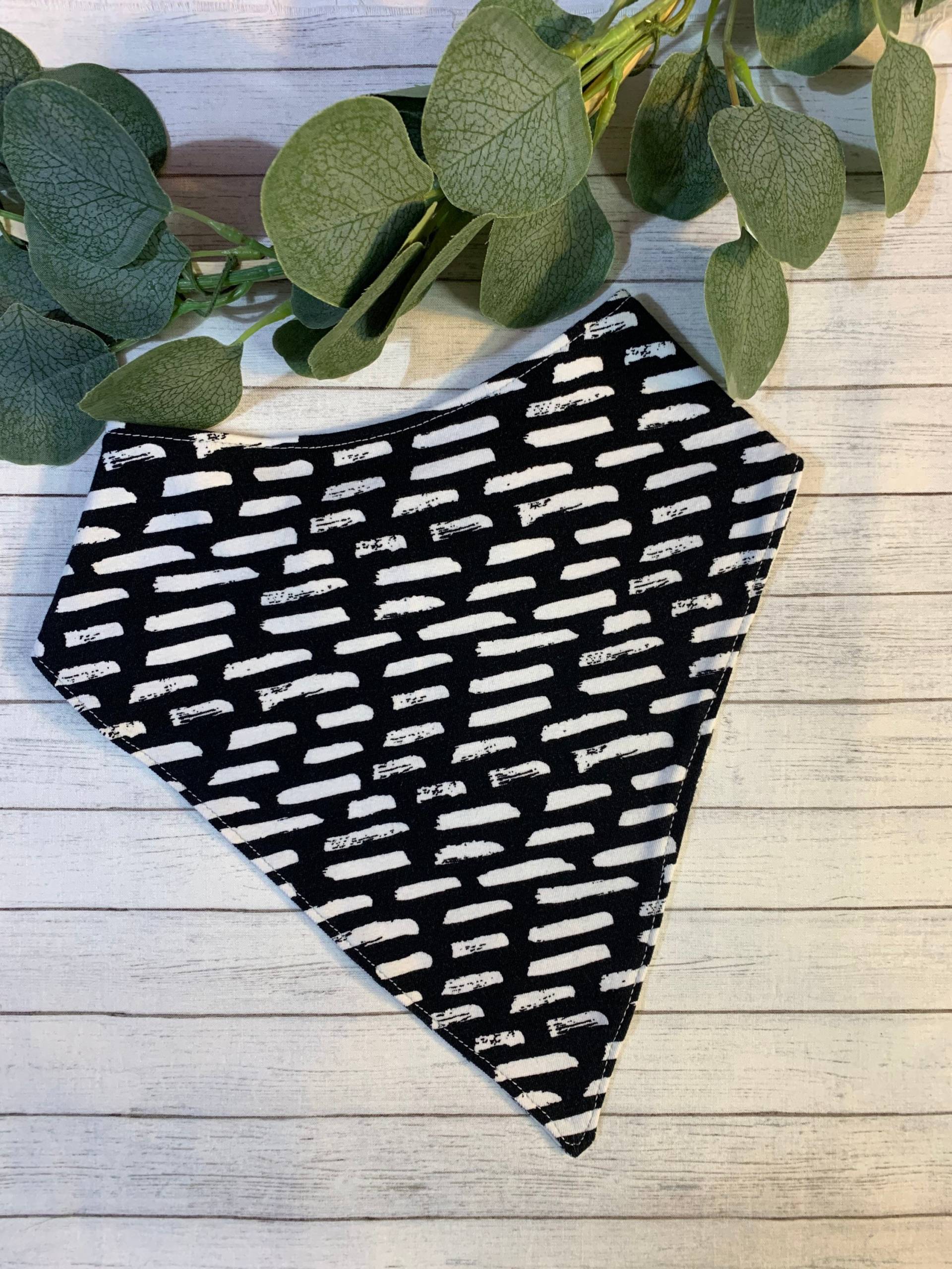 Schwarz Weiß Monochrome Grunge Wasserdicht Bandana Lätzchen Big Kid Teen Erwachsene Würde Schal Besondere Bedürfnisse Sabbern Bib Graffiti von EspeciallyUniqueInc