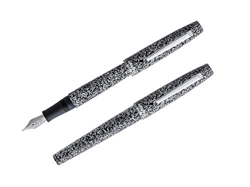Esterbrook Füllfederhalter „Camden Composition“ aus Aluminium mit einem konturierten Griff in der Farbe Schwarz im Back to School Design und Federstärke M, E946-M Esterbrook Füllfederhalter „Camden Composition“ aus Aluminium mit einem konturierten Griff in der Farbe Schwarz im Back to School Design und Federstärke M, E946-M von Esterbrook