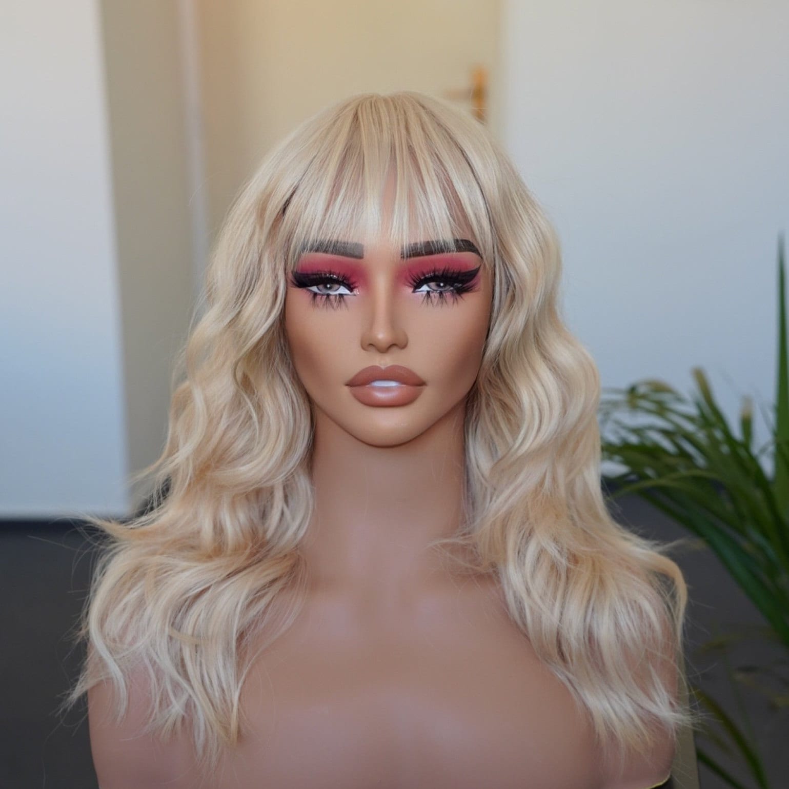 Goldene Blonde Gewellte Perücke Mit Pony, Aschblonde Goldene Blonde Gewellte Perücke Mit Pony, Aschblonde von Evanesswigs