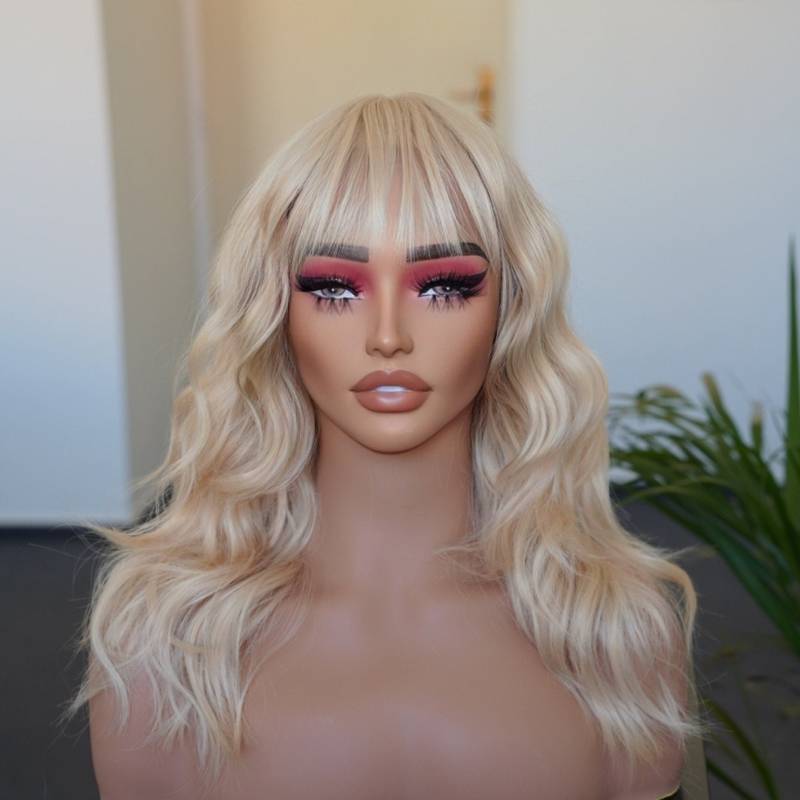 Goldene Blonde Gewellte Perücke Mit Pony, Aschblonde von Evanesswigs