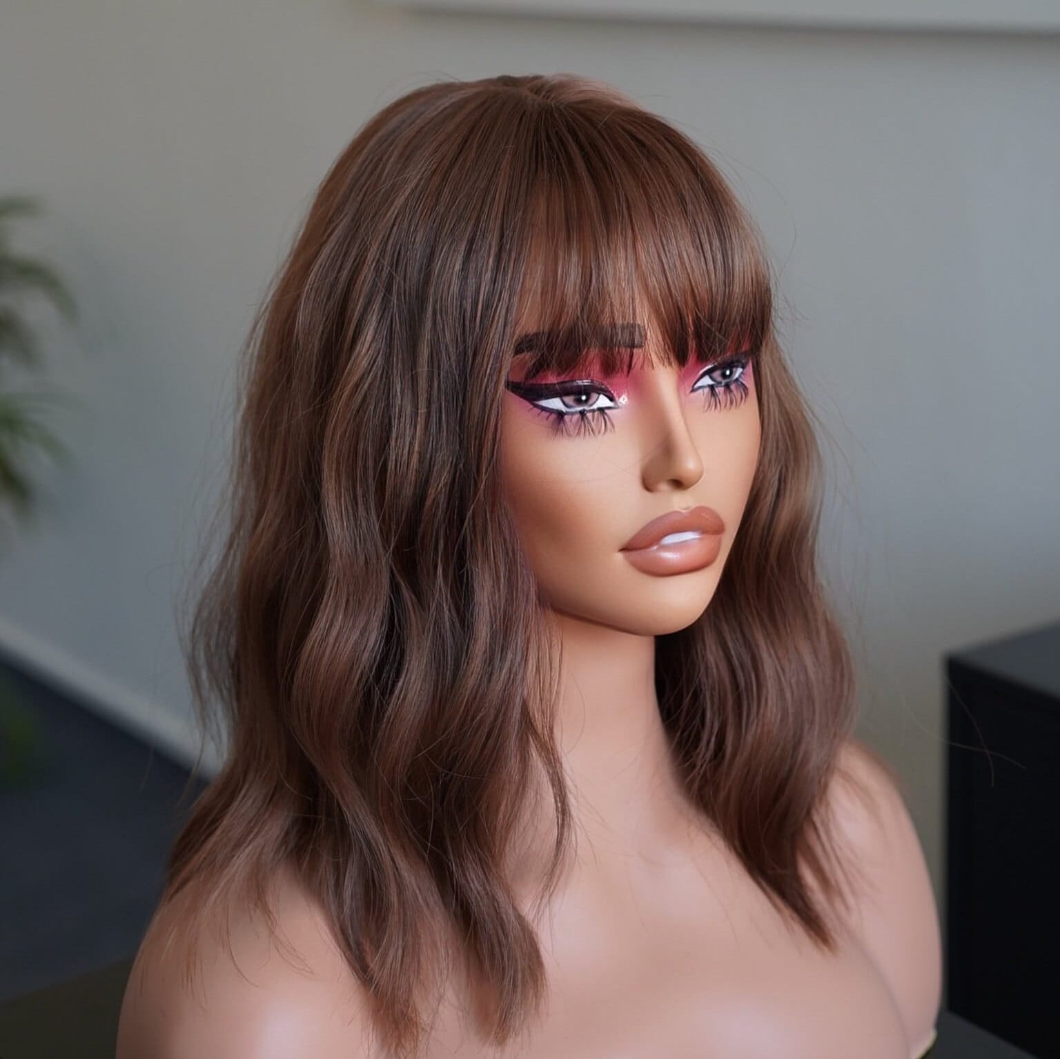 Kurze Dunkelbraune Brünett Perücke Mit Ponys Natural Look Perücken Für Frauen Kurze Dunkelbraune Brünett Perücke Mit Ponys Natural Look Perücken Für Frauen von Evanesswigs