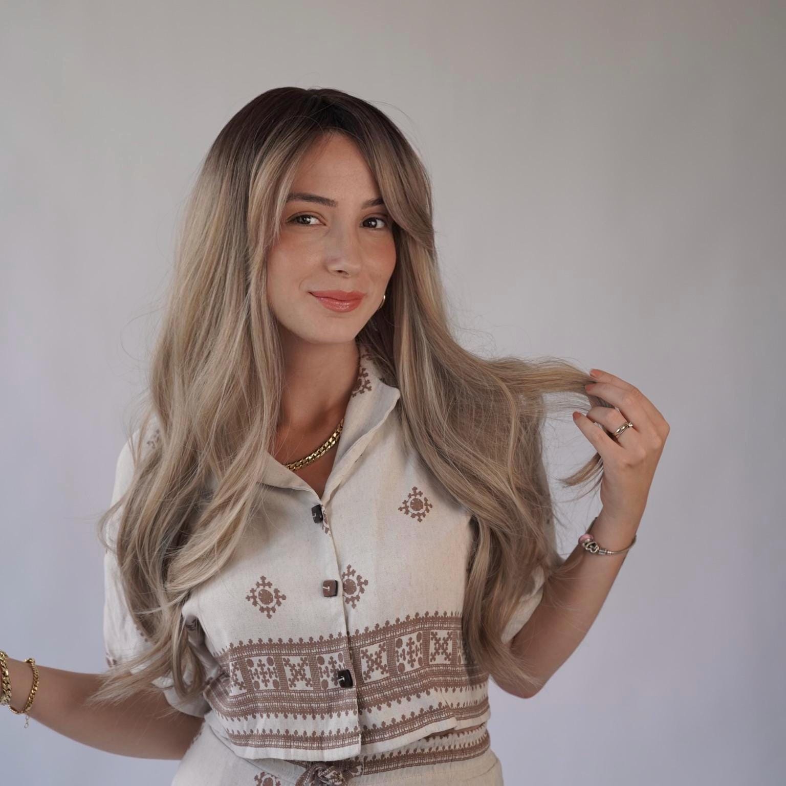 Lange Gewellte Asch Blonde Ombre Perücke Mit Pony Lange Gewellte Asch Blonde Ombre Perücke Mit Pony von Evanesswigs