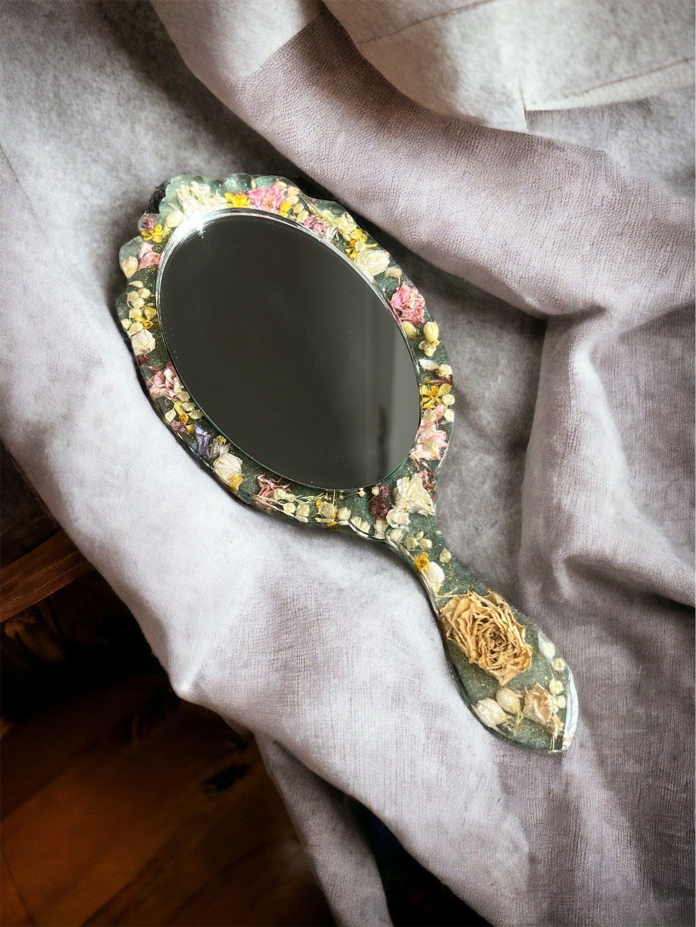 Eleganter Handgefertigte Handspiegel, Mit Getrockene Echte Blumen, Royales Design, Deko, Epoxidharz Eleganter Handgefertigte Handspiegel, Mit Getrockene Echte Blumen, Royales Design, Deko, Epoxidharz von Evleanro