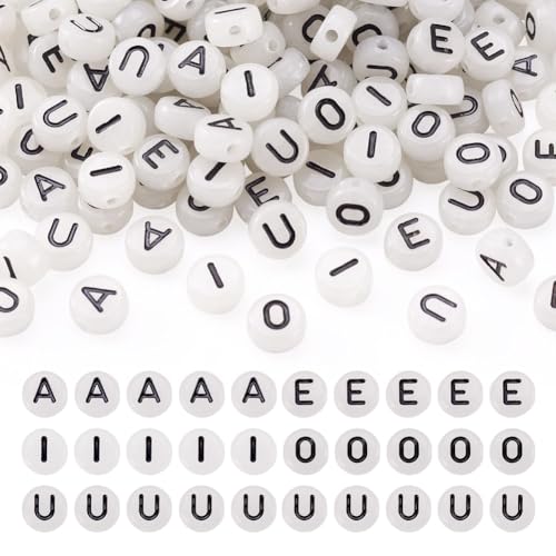 500 Stück flache, runde Acryl-Alphabet-Perlen, leuchtet im Dunkeln, A E I O U Vokal-Acryl-Buchstabenperlen für DIY-Schmuckherstellung von FASHEWELRY