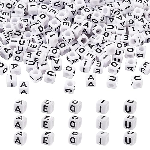 500 Stück weiße würfelförmige Acryl-Buchstabenperlen Vokalbuchstabenperlen A E I O U Initiale Alphabet Perlen 6 mm quadratische Acryl-Alphabet-Perlen für DIY-Schmuckherstellung von FASHEWELRY