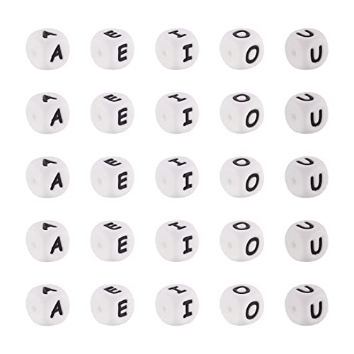 FASHEWELRY 50 Stück Würfelbuchstaben-Silikonperlen 12 x 12 mm weißer kubischer Buchstabe A E I O U Vowel Perlen für DIY Armband, Halsketten, Kettenherstellung, 2 mm Loch FASHEWELRY 50 Stück Würfelbuchstaben-Silikonperlen 12 x 12 mm weißer kubischer Buchstabe A E I O U Vowel Perlen für DIY Armband, Halsketten, Kettenherstellung, 2 mm Loch von FASHEWELRY